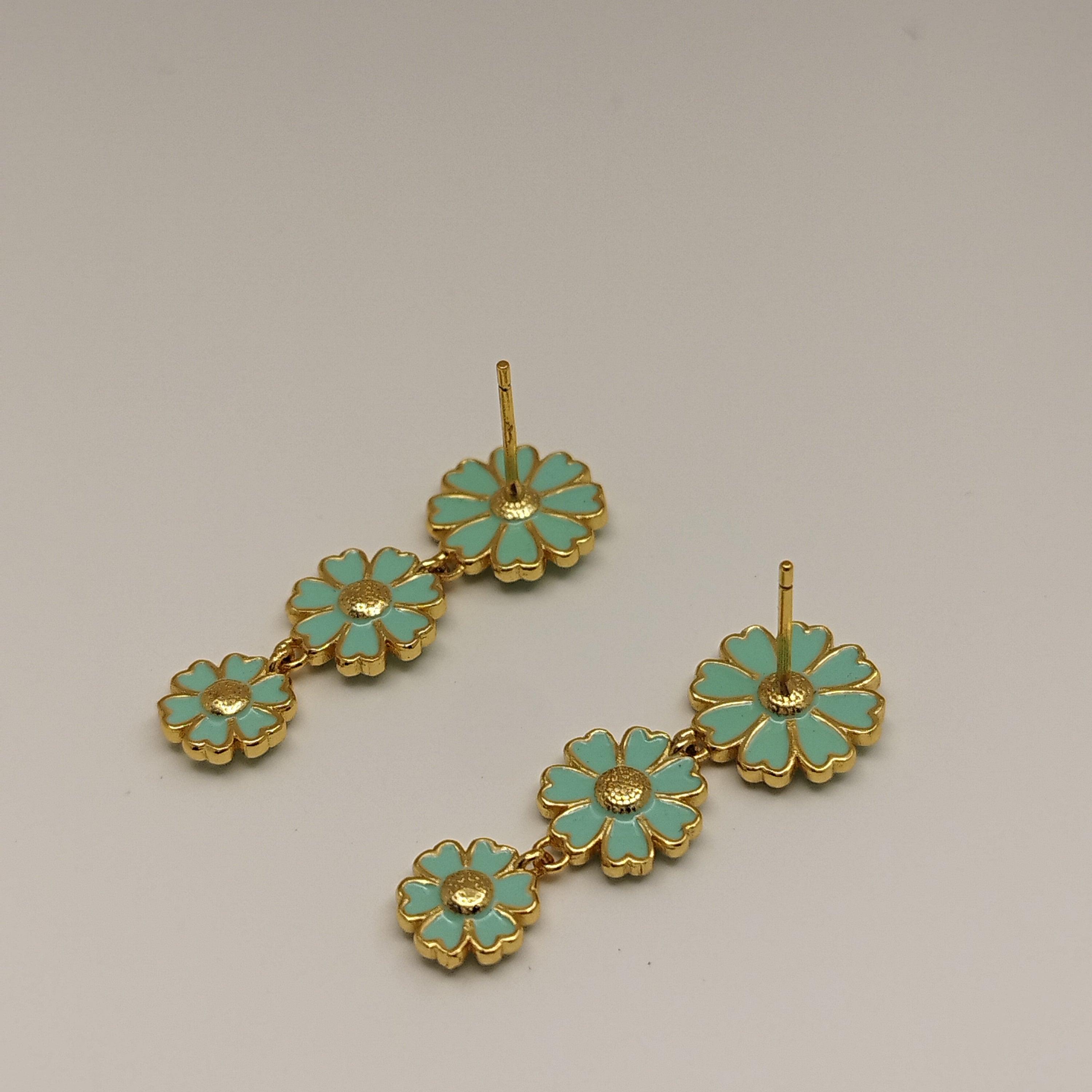 Feminin 18K Forgyldt blomster ørering emalje trend Dansk Design