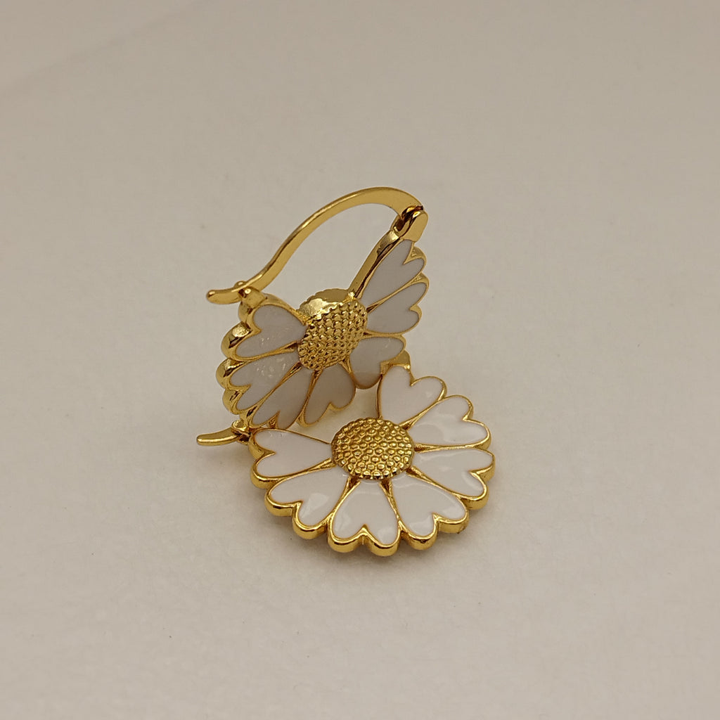 smukke_Feminine_øreringe_18K_goldplatet_Hvid_emalje