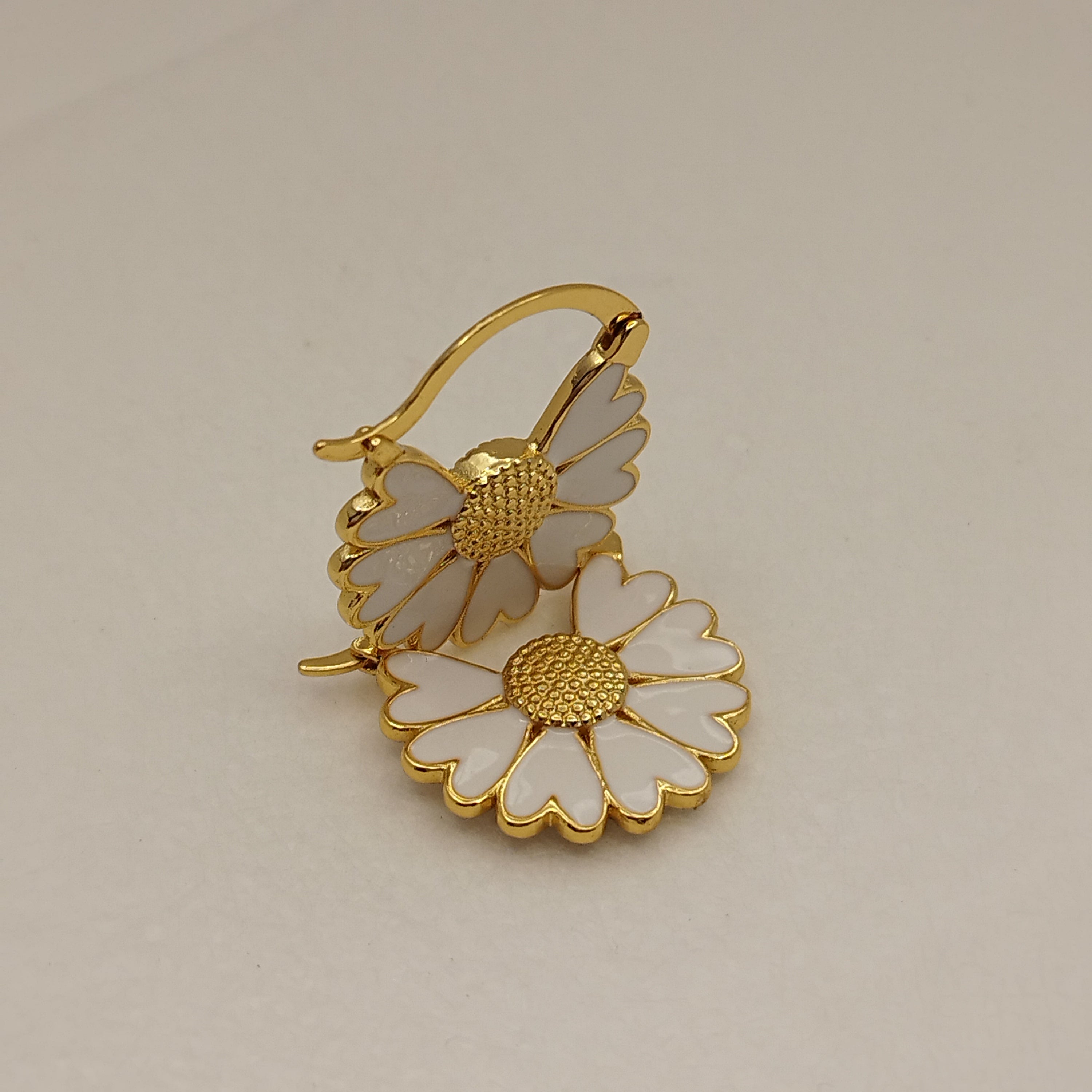 smukke_Feminine_øreringe_18K_goldplatet_Hvid_emalje