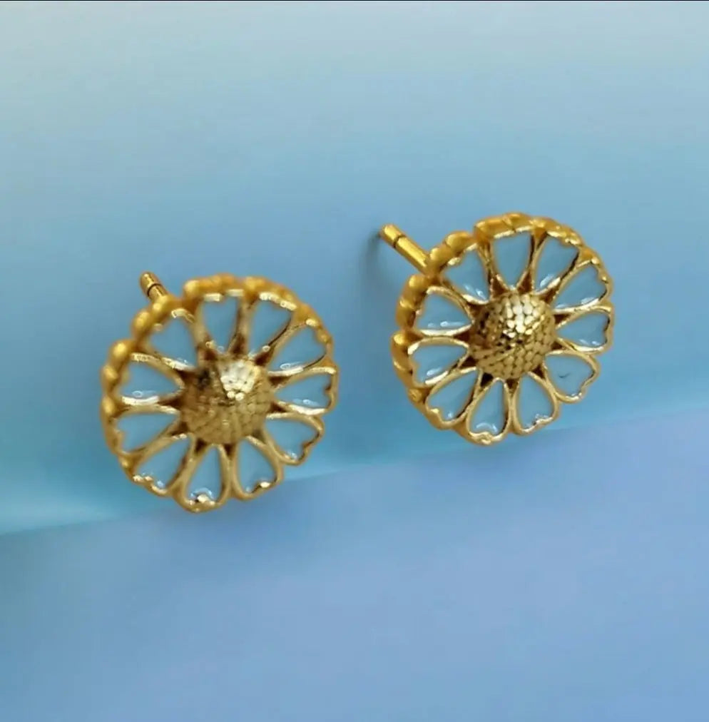 Smuk_og_Unik_Feminin_Vintage_style_øreringe_18K_goldplatet_Pastel_blå_emalje_hjerter_10mm_925_sølv_nål_Dansk_Design