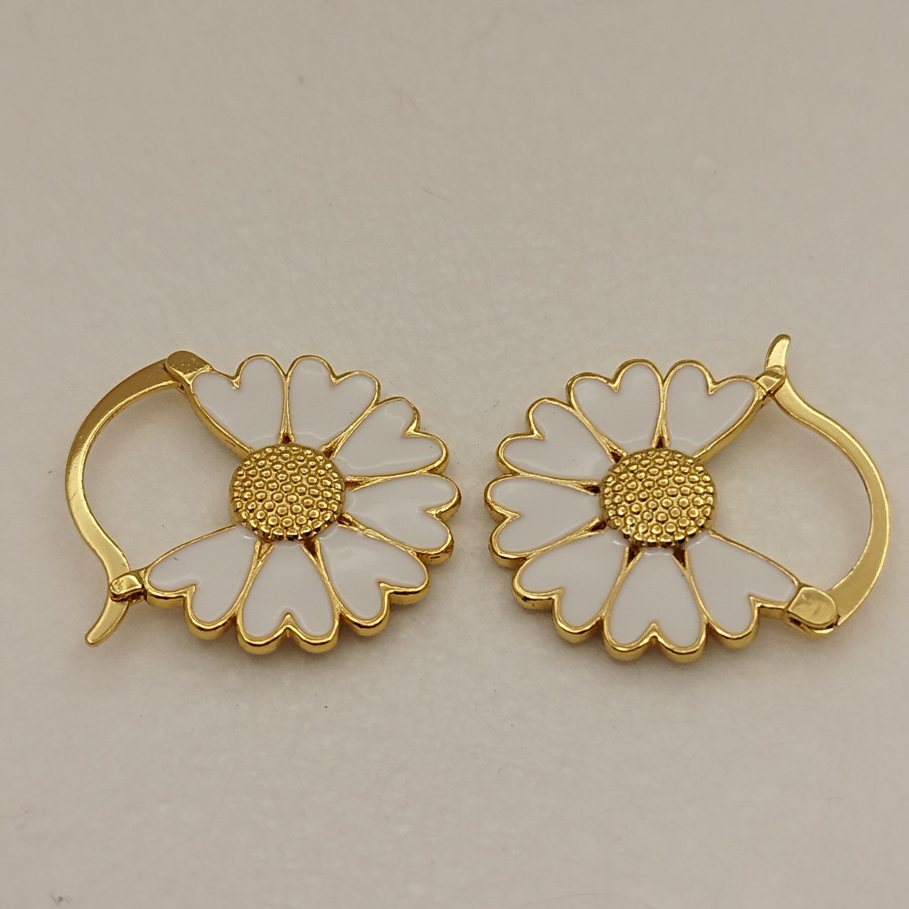 Feminine_øreringe_18K_goldplatet_Hvid_emalje