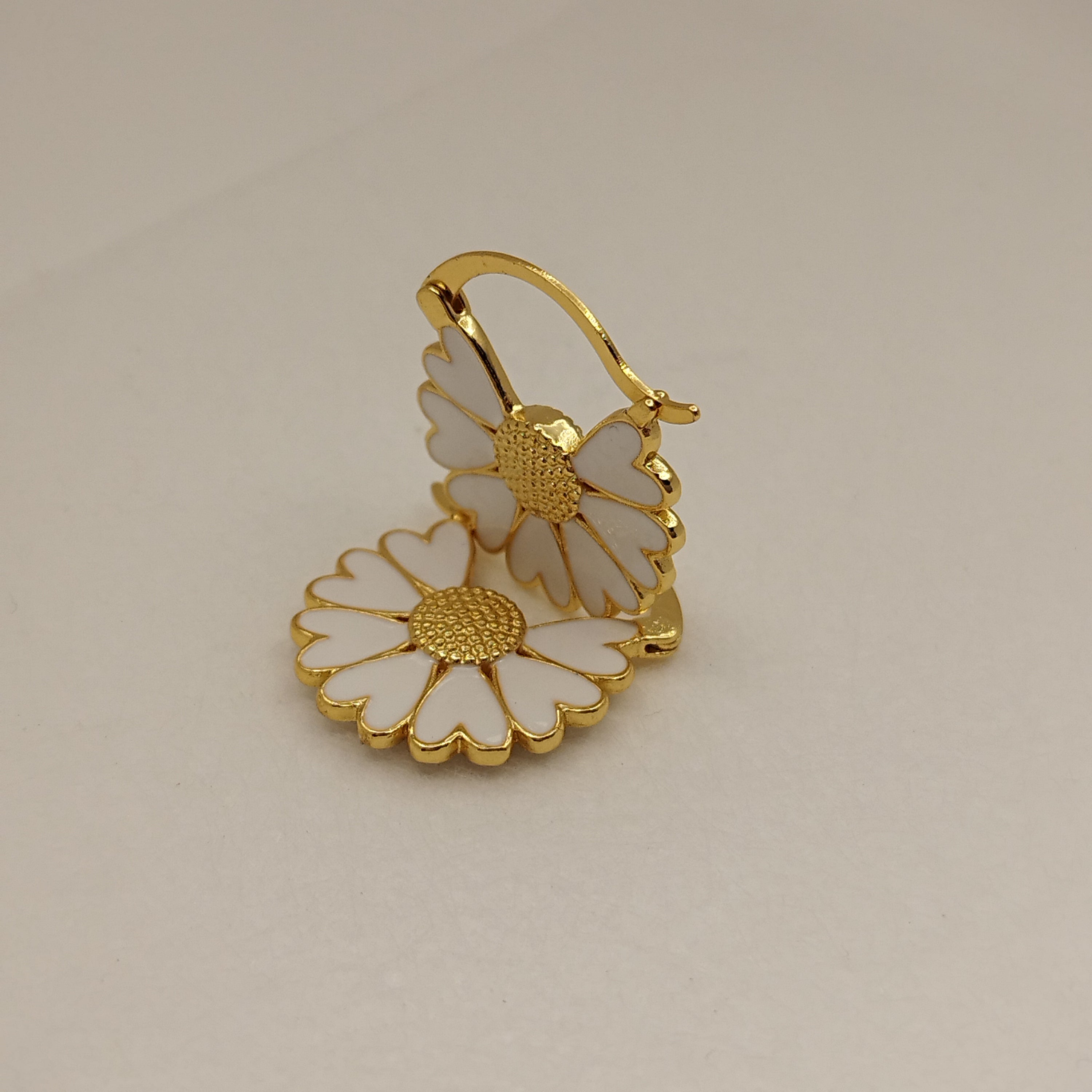 Feminine_øreringe_18K_goldplatet_Hvid_emalje_runde