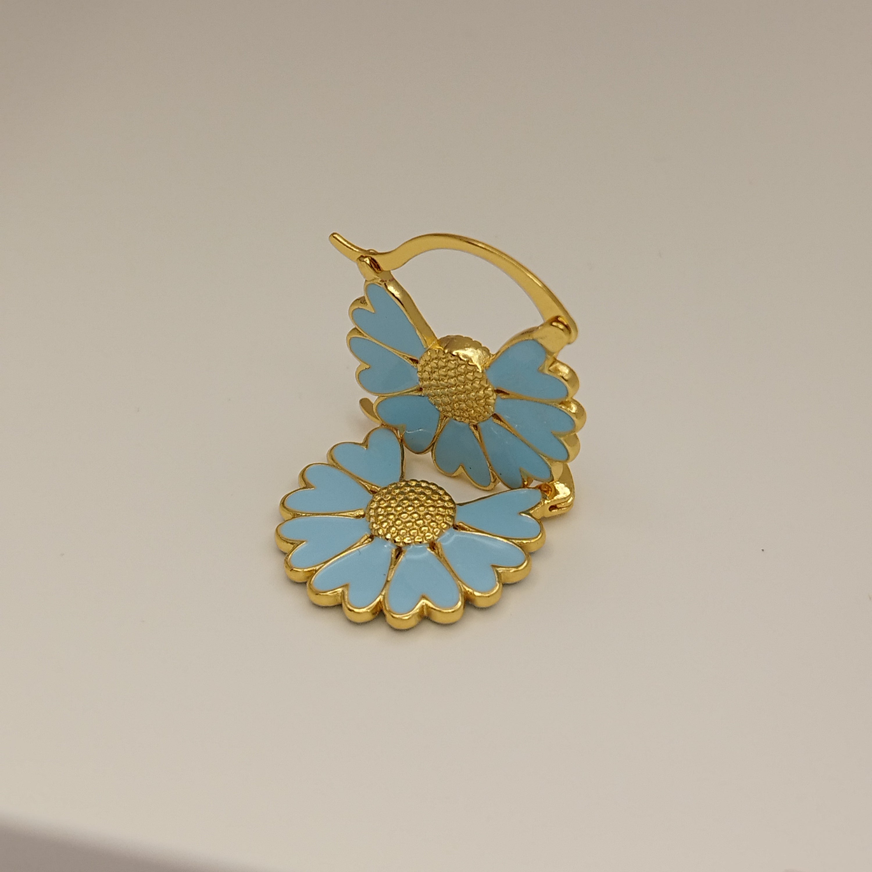 Smuk_og_Unik_Feminin_øreringe_18K_goldplatet_Pastel_Blå_emalje_hjerter