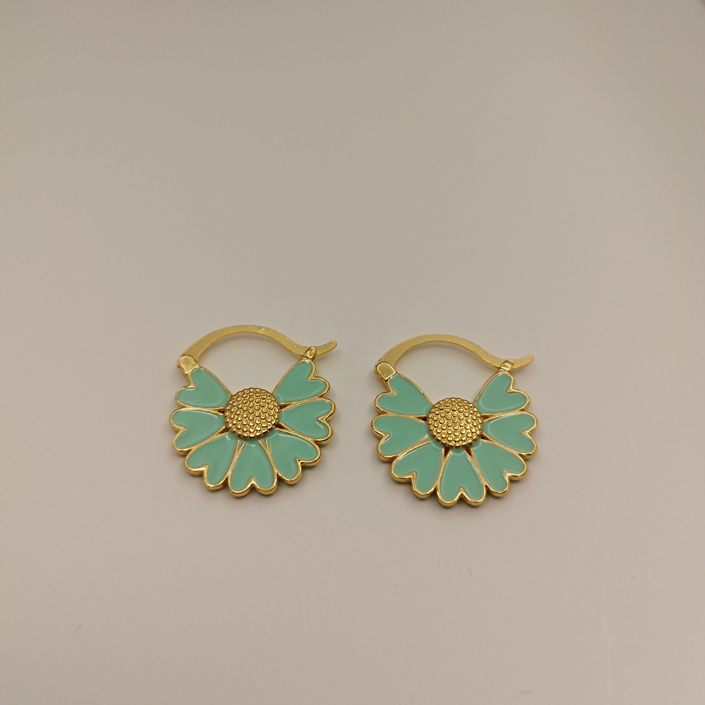 earring_pastel_Blue_18K_Goldplatet_Daisy_Margurit_Rund