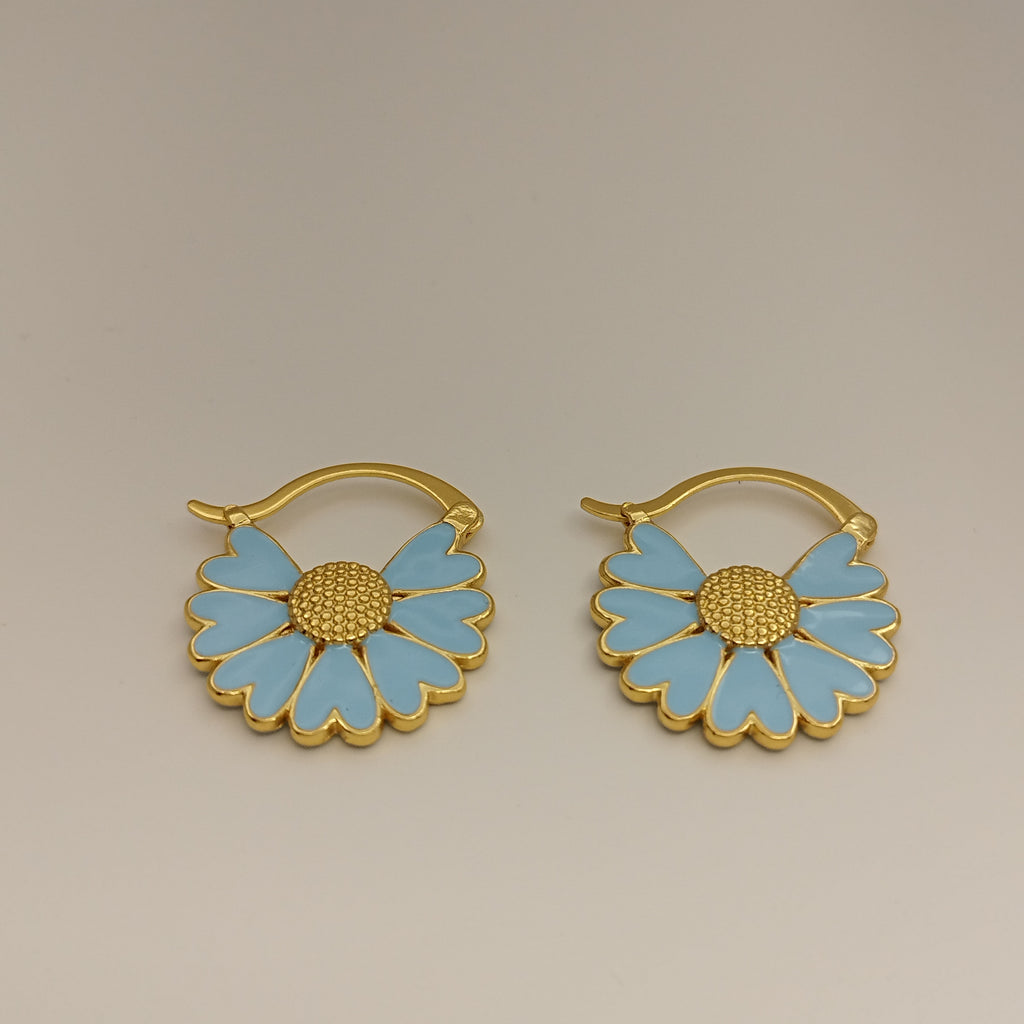 earring_pastel_Blue_18K_Goldplatet_Daisy_Margurit_bla_oreringe