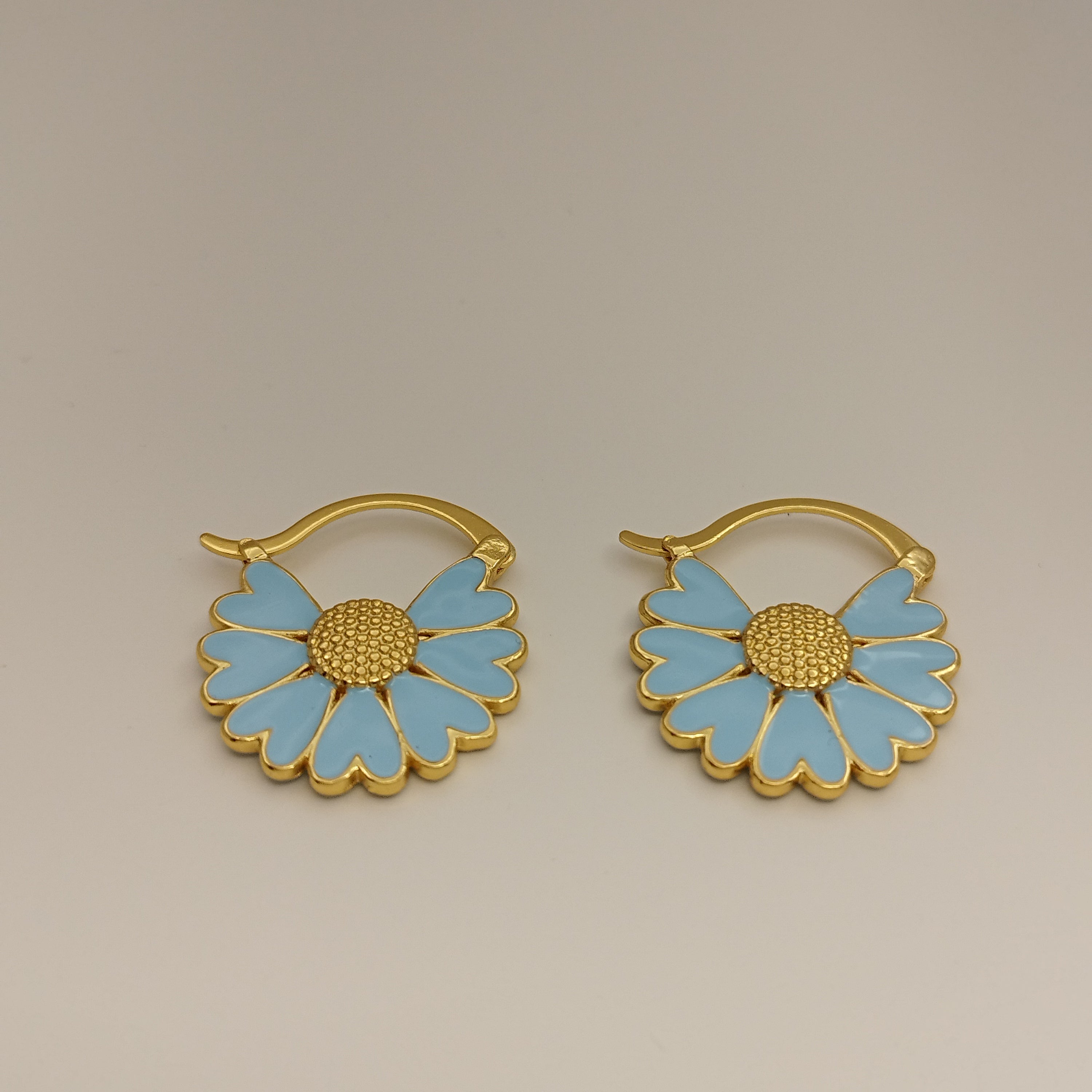 earring_pastel_Blue_18K_Goldplatet_Daisy_Margurit_bla_oreringe