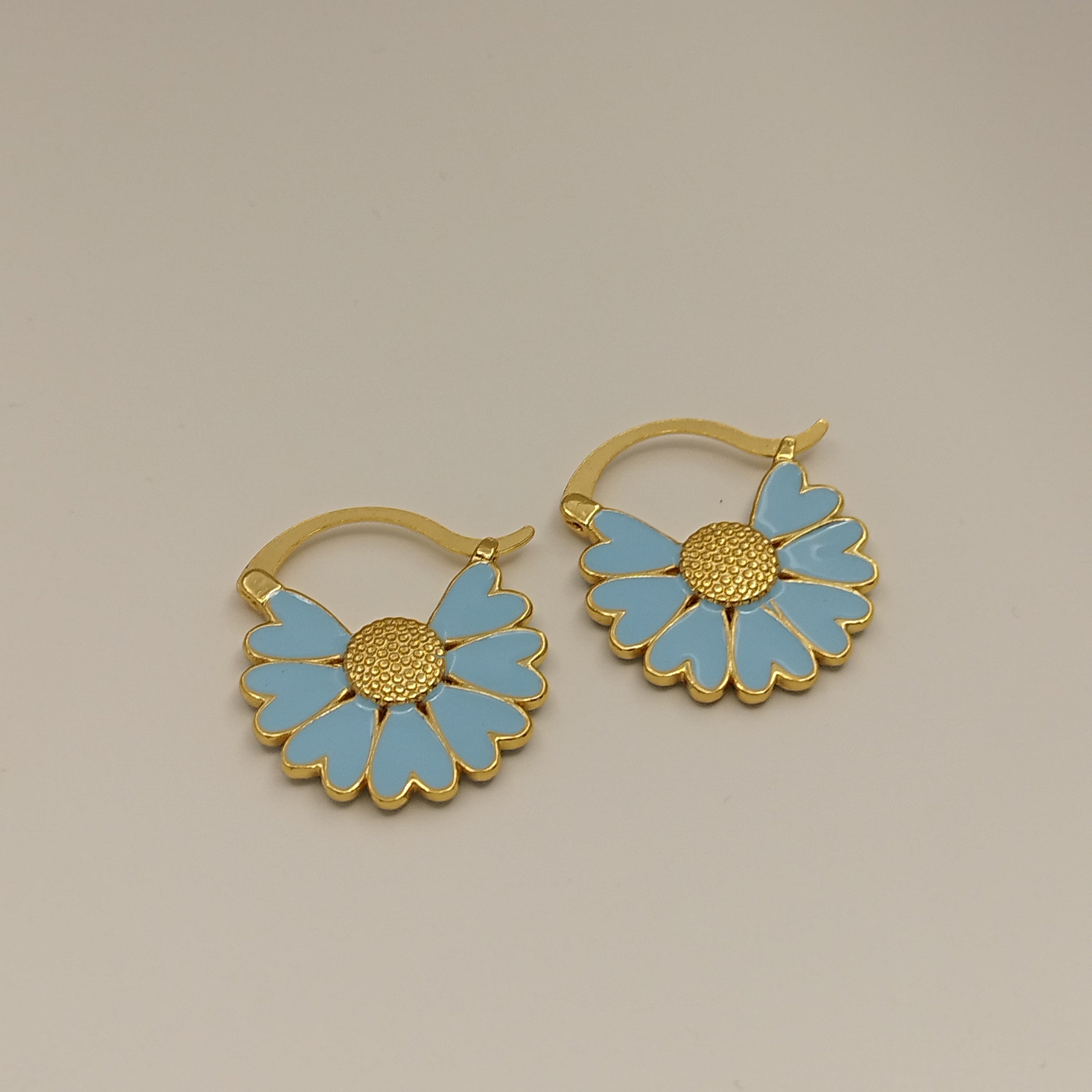 earring_pastel_Blue_18K_Goldplatet_Daisy_Margurit_bla_oreringe_rund