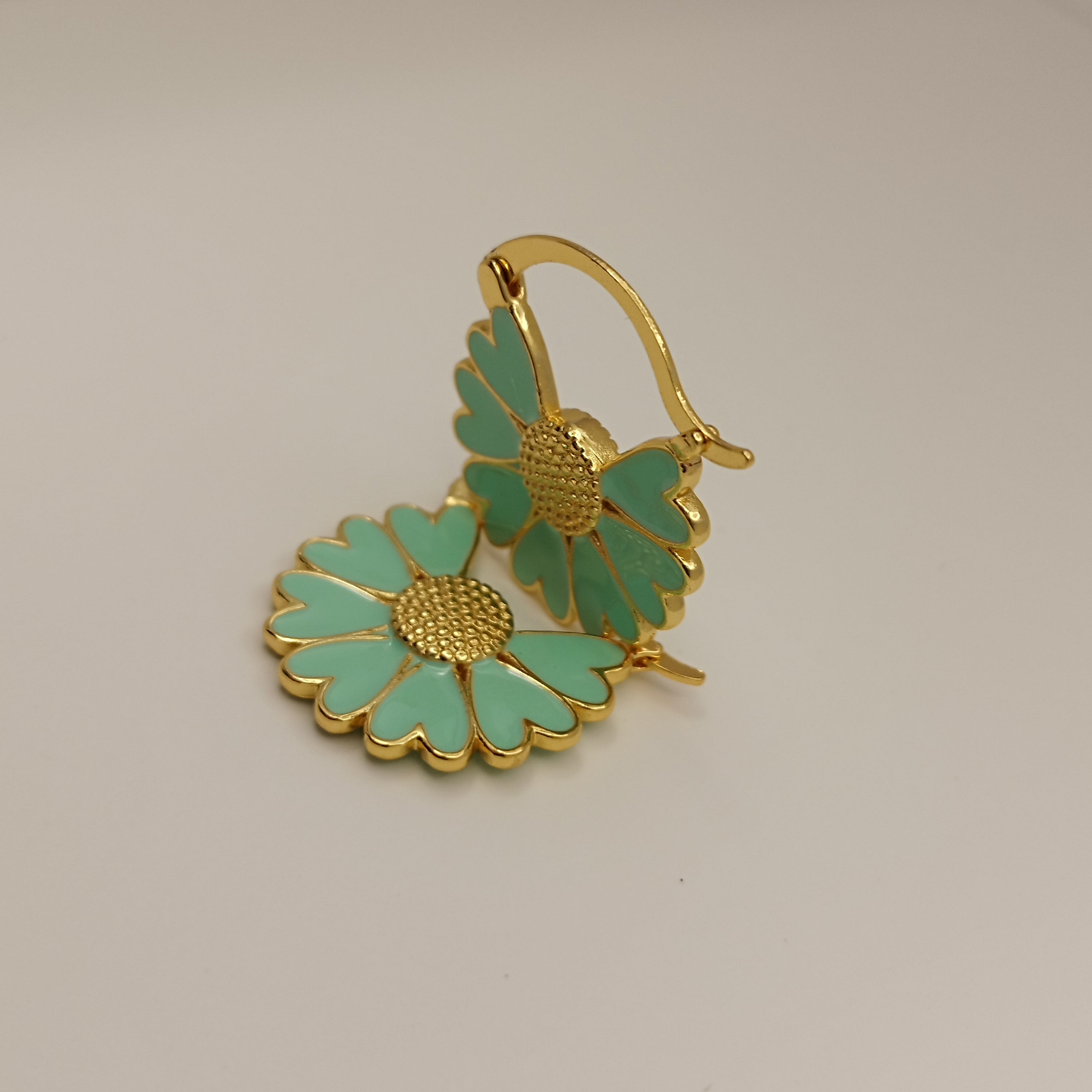 earring_pastel_Gron_18K_Goldplatet_Daisy_Margurit_Guld_Belagt