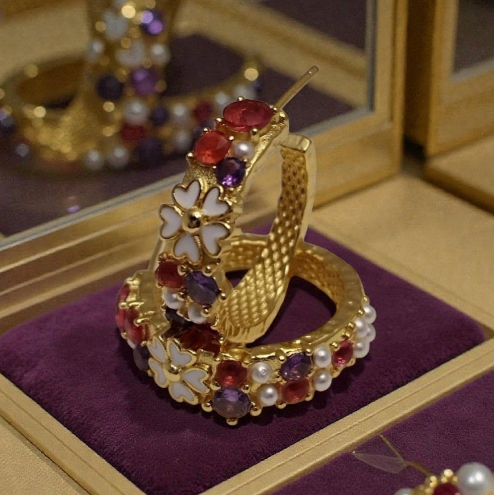 feminin-forgyldt-creol-zirkonia-hvid-blomst-med-hjerter-18K-guld-belagt