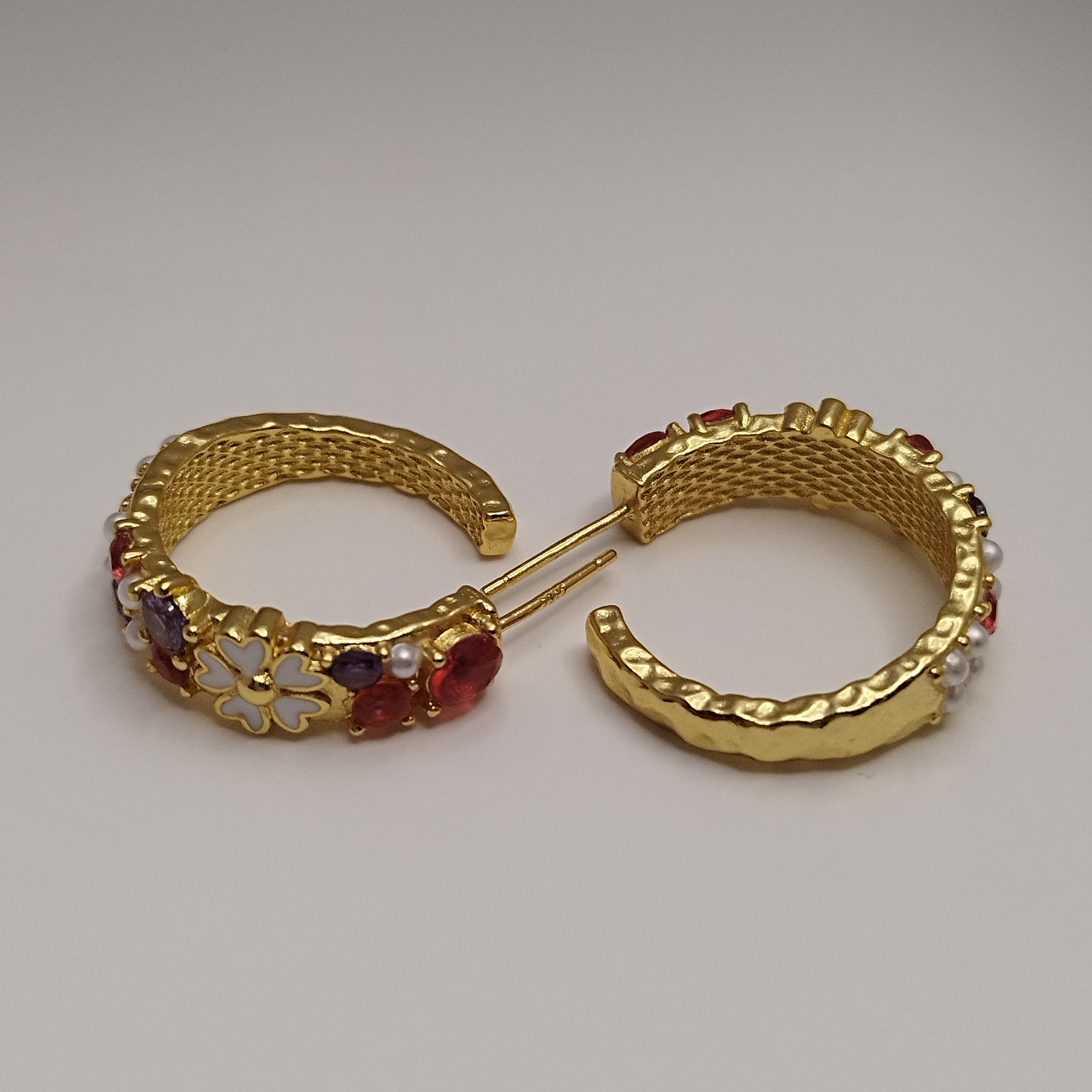 Farverige 18K guldbelagte creoler med grønne blomster og perler – 925 sølvpin