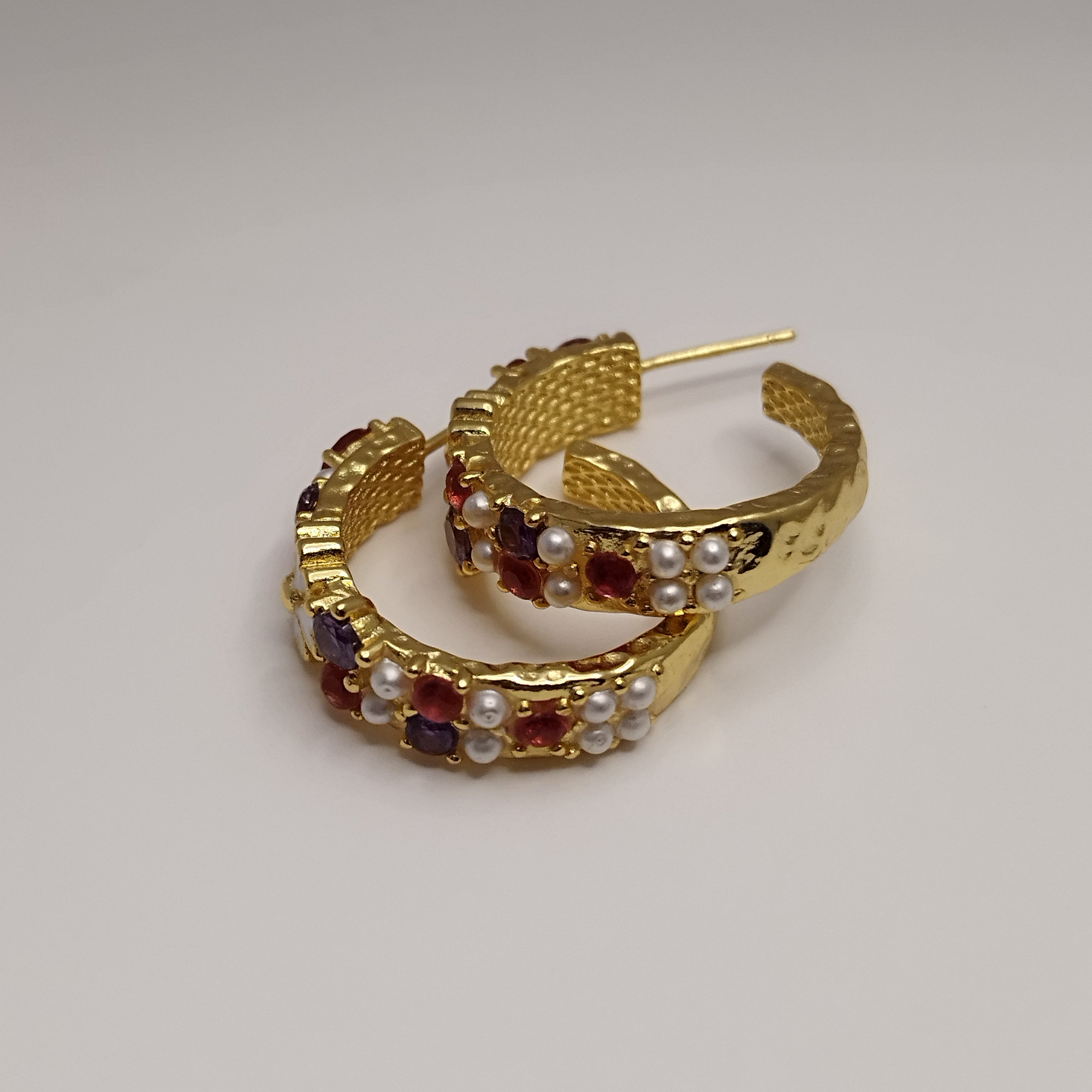 Farverige 18K guldbelagte creoler med grønne blomster og perler – 925 sølvpin