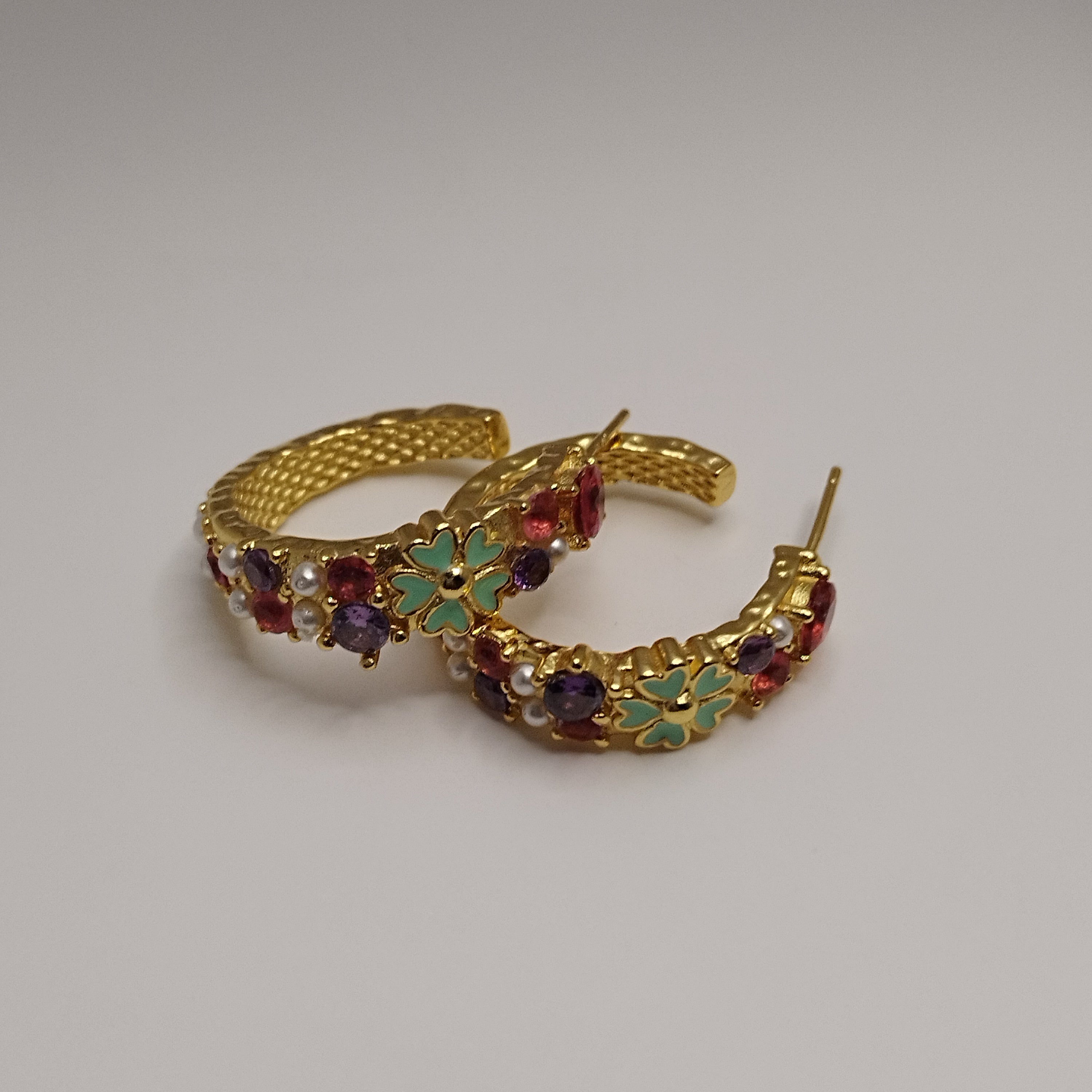 Farverige 18K guldbelagte creoler med grønne blomster og perler – 925 sølvpin