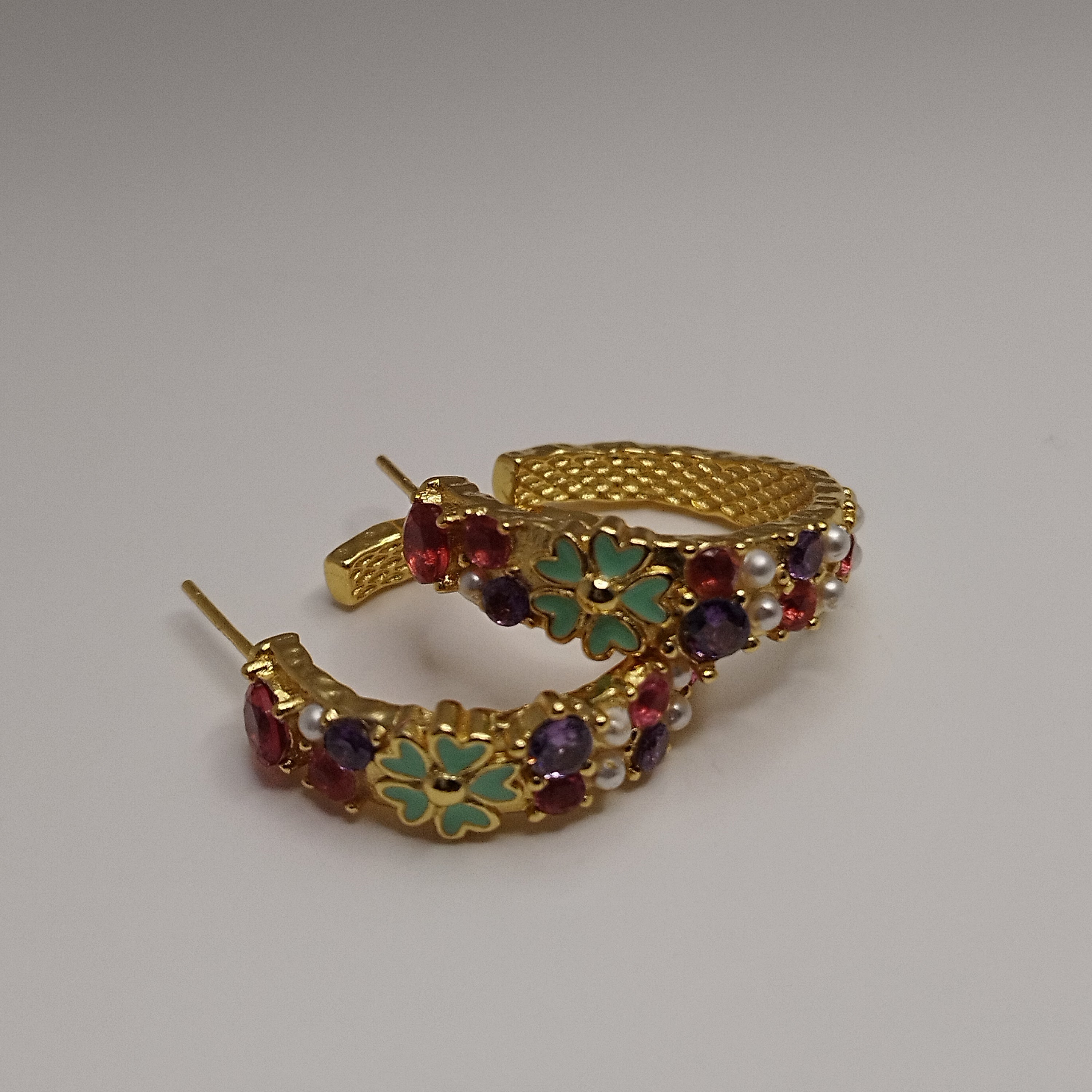 Farverige 18K guldbelagte creoler med grønne blomster og perler – 925 sølvpin