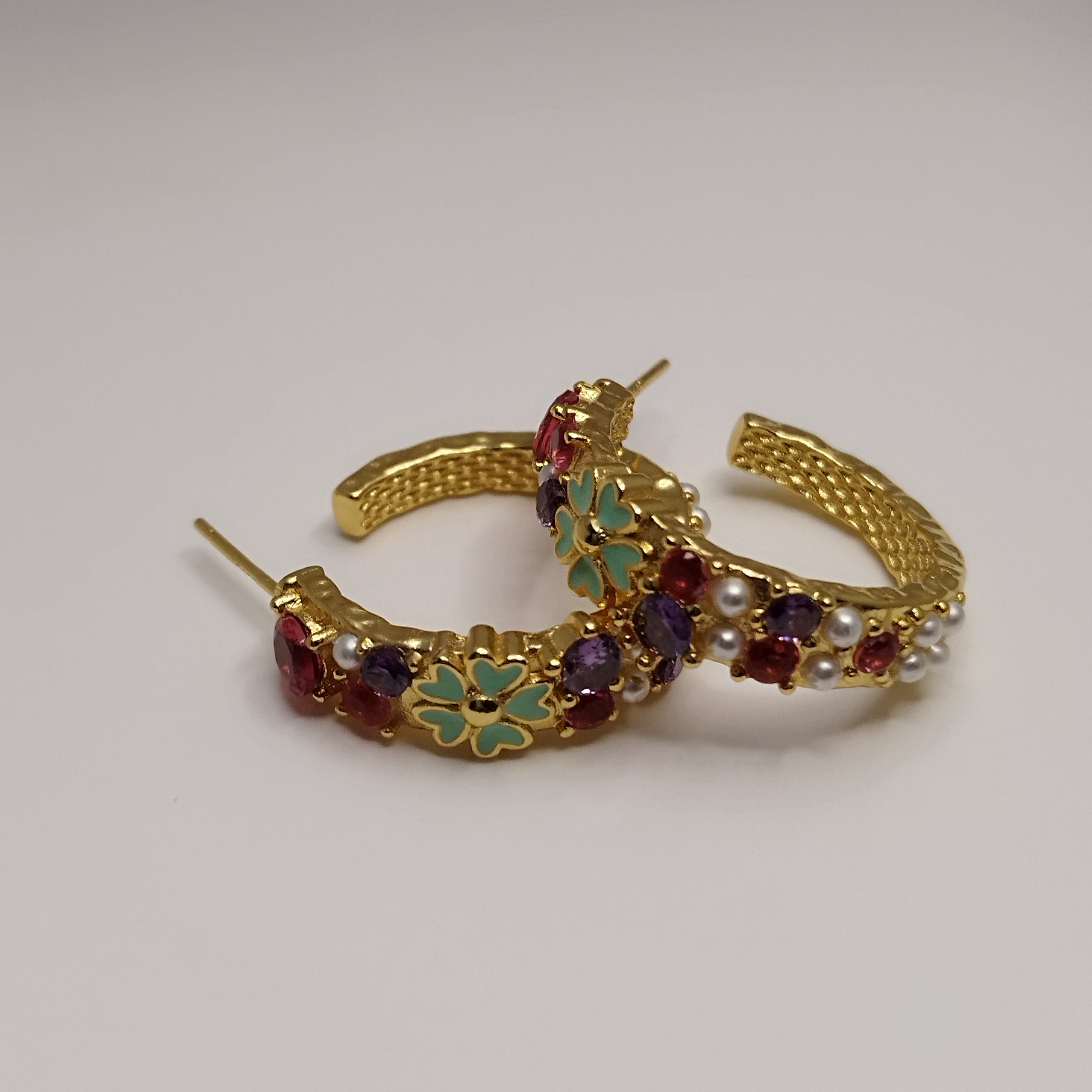 Farverige 18K guldbelagte creoler med grønne blomster og perler – 925 sølvpin