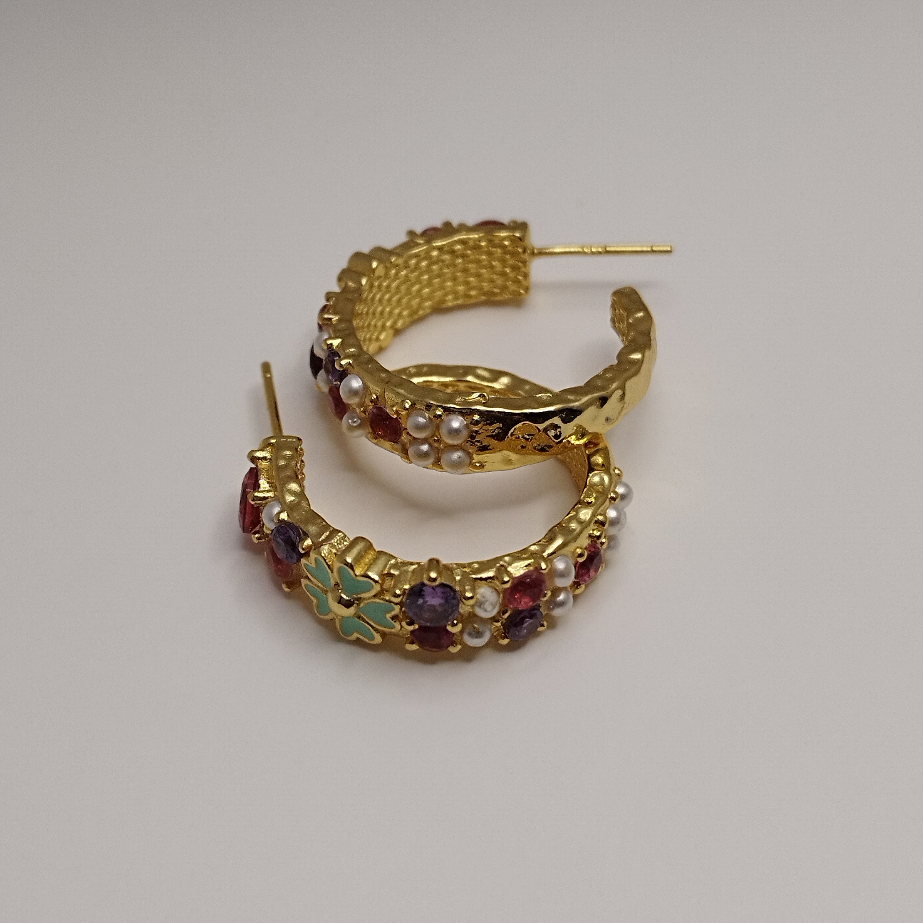 Farverige 18K guldbelagte creoler med grønne blomster og perler – 925 sølvpin