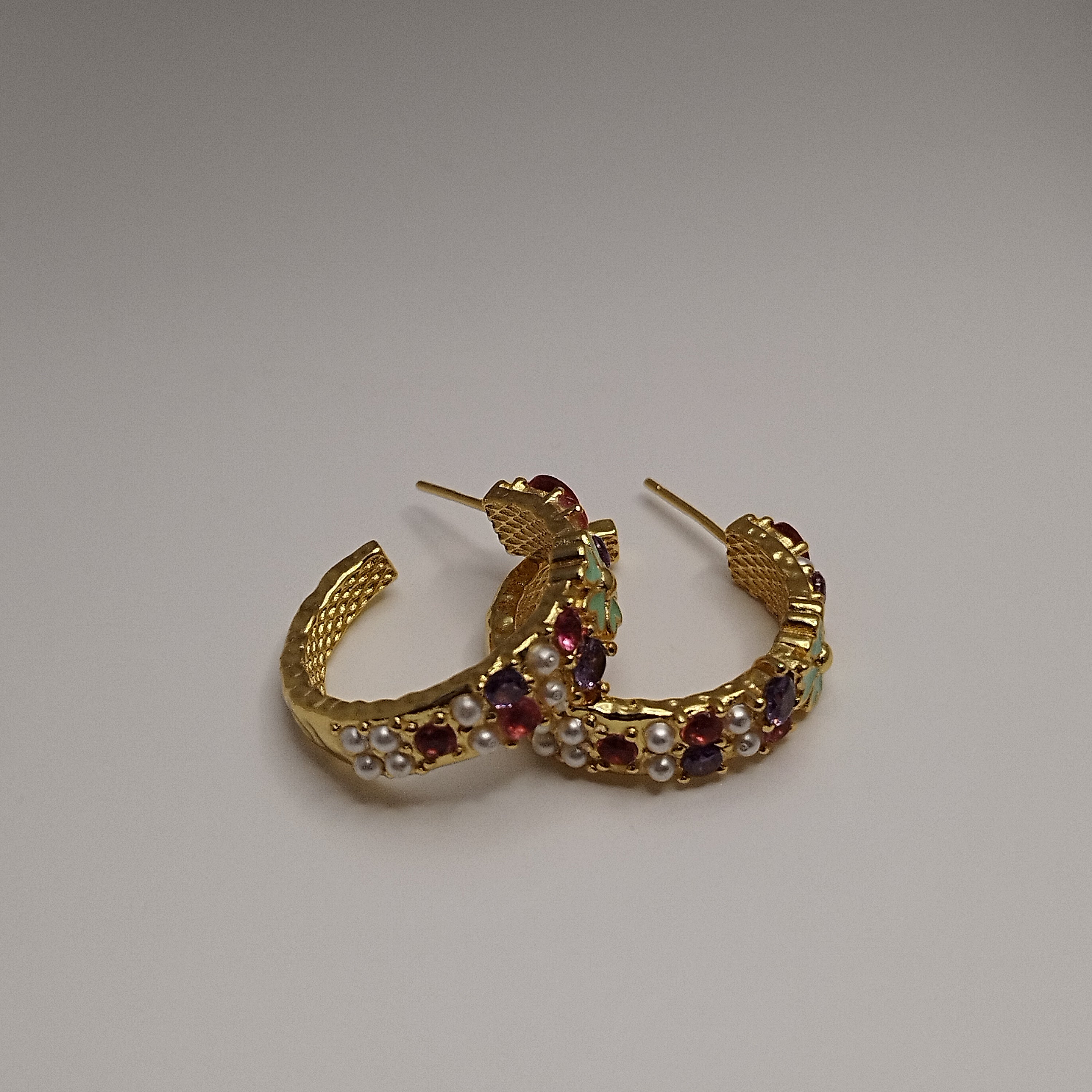 Farverige 18K guldbelagte creoler med grønne blomster og perler – 925 sølvpin