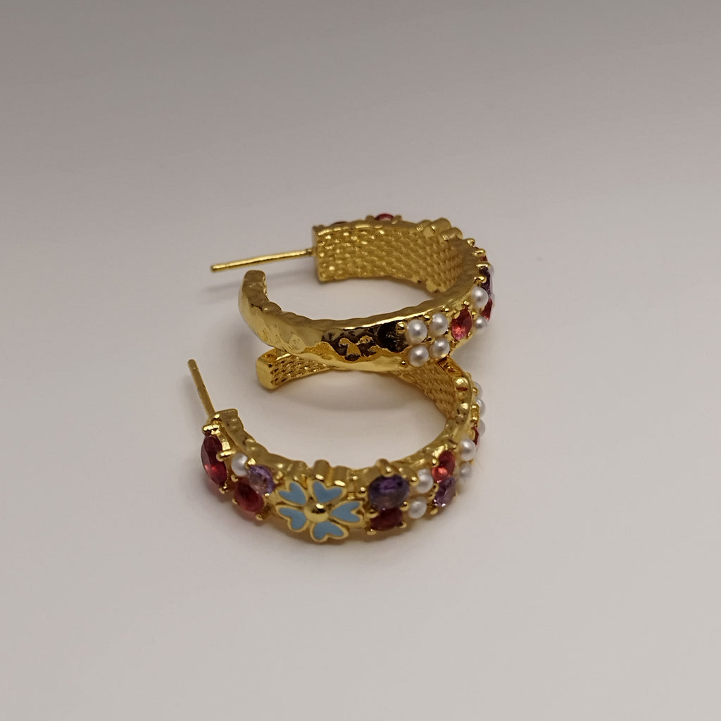 Farverige 18K guldbelagte creoler med blå blomster og perler – 925 sølvpin