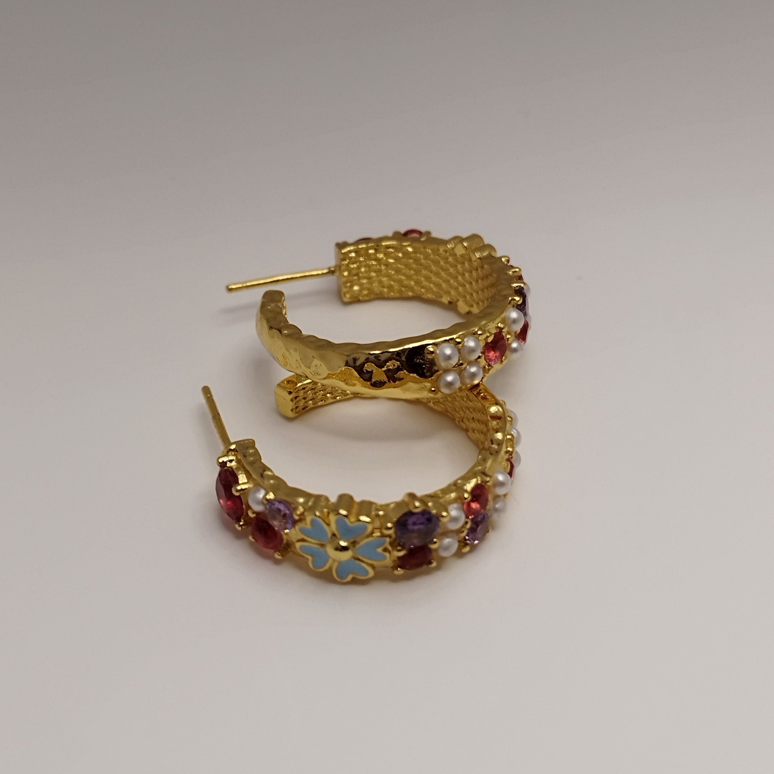 Farverige 18K guldbelagte creoler med blå blomster og perler – 925 sølvpin