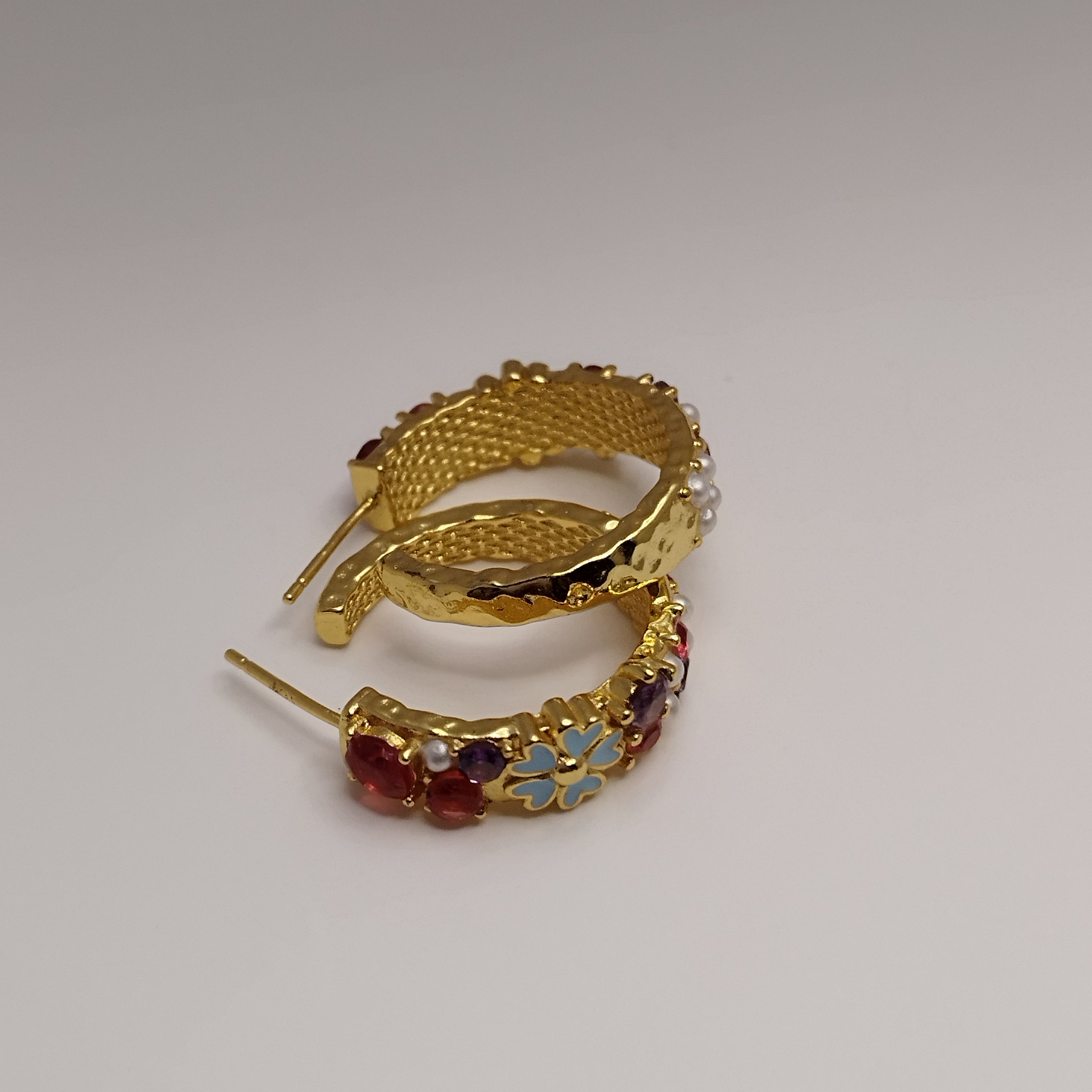 Farverige 18K guldbelagte creoler med blå blomster og perler – 925 sølvpin