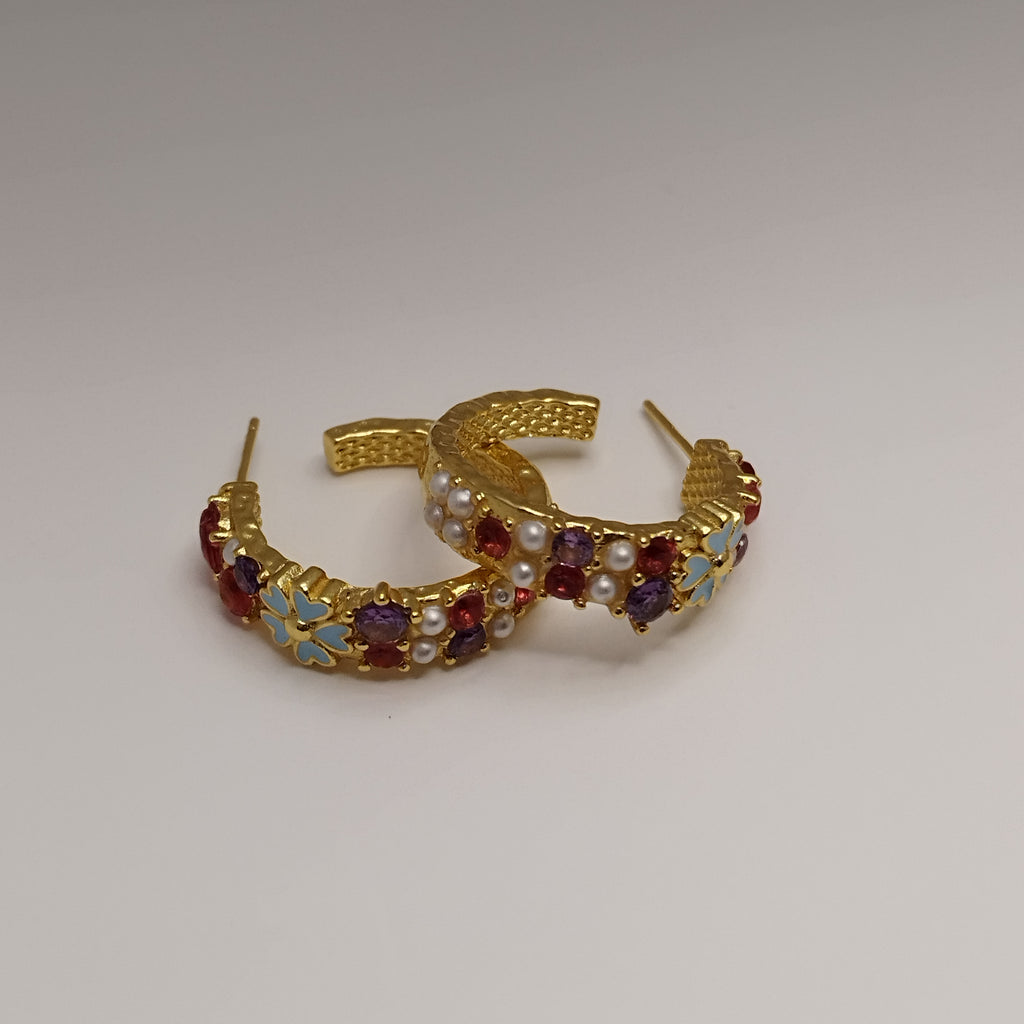 Farverige 18K guldbelagte creoler med blå blomster og perler – 925 sølvpin