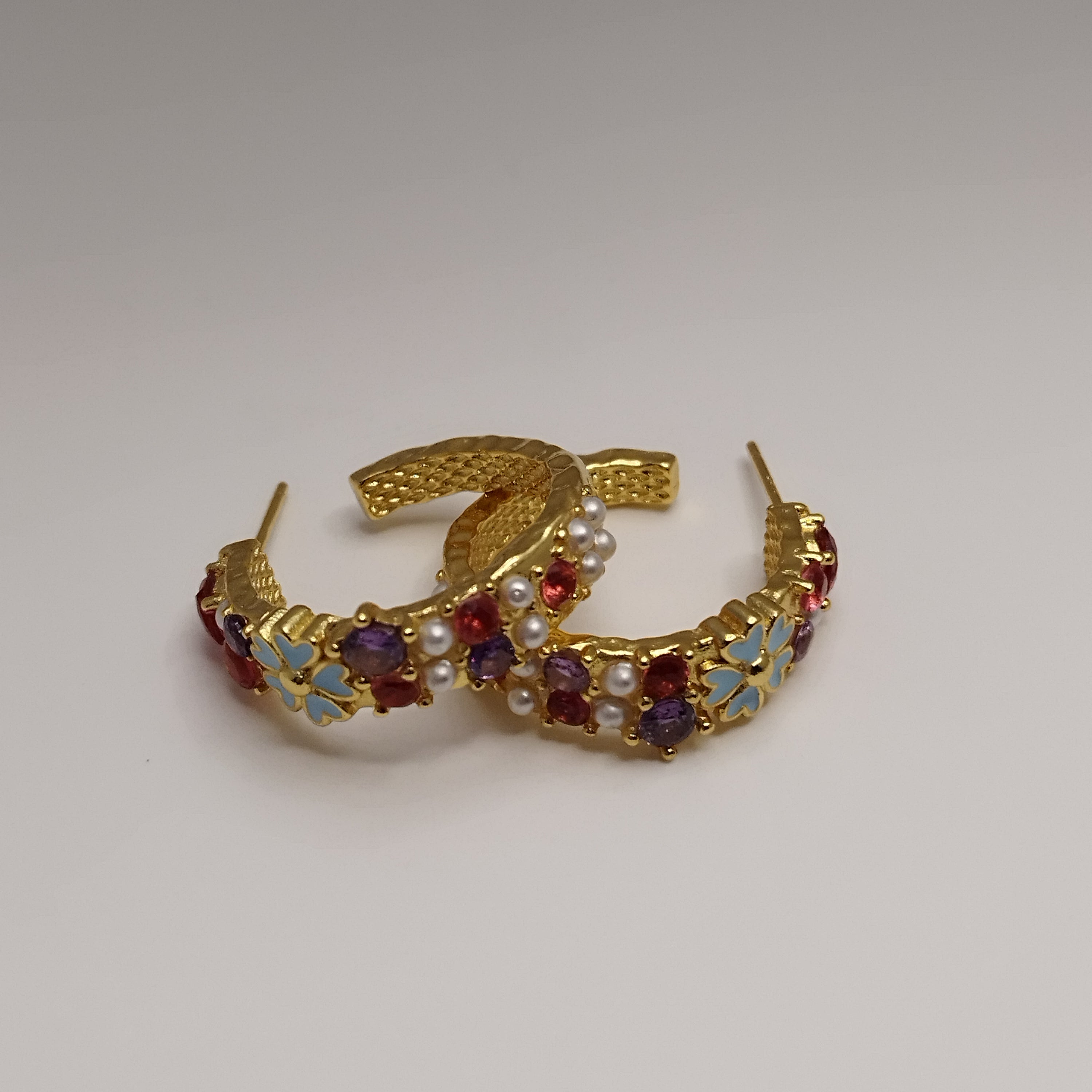 Farverige 18K guldbelagte creoler med blå blomster og perler – 925 sølvpin