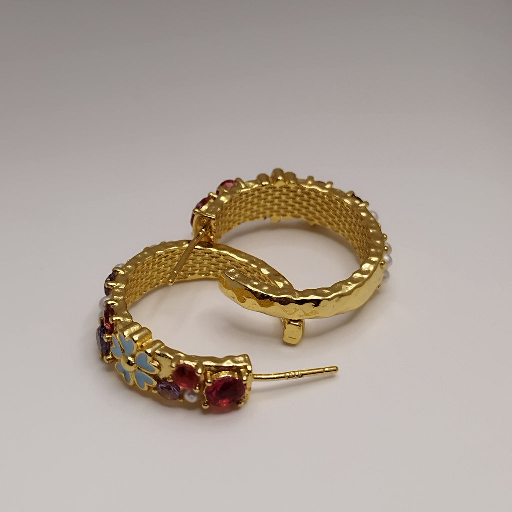 Farverige 18K guldbelagte creoler med blå blomster og perler – 925 sølvpin