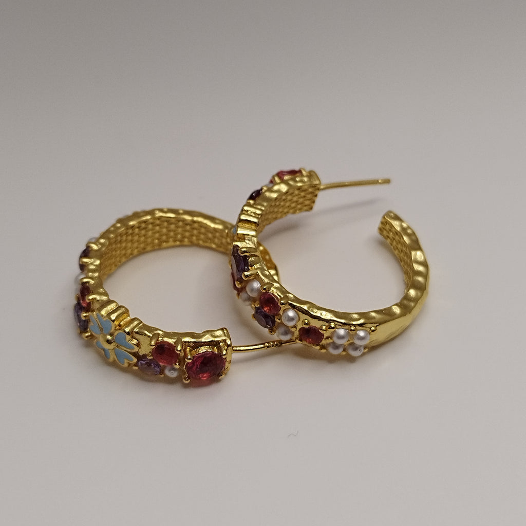 Farverige 18K guldbelagte creoler med blå blomster og perler – 925 sølvpin