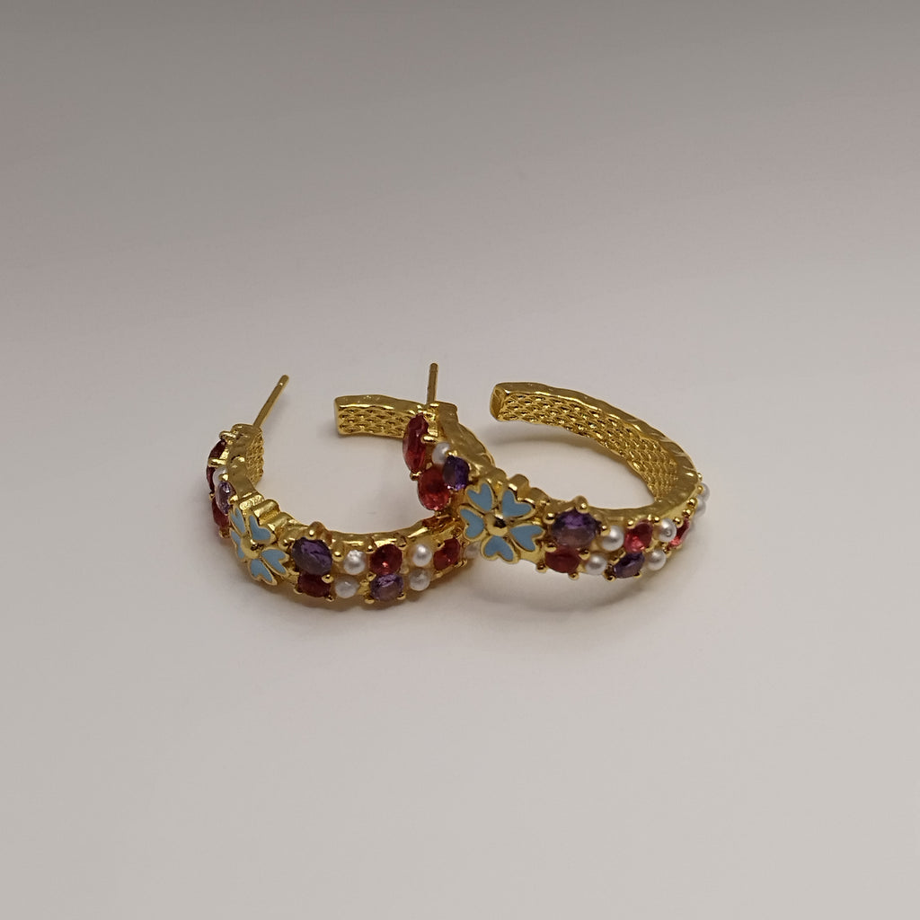 Farverige 18K guldbelagte creoler med blå blomster og perler – 925 sølvpin