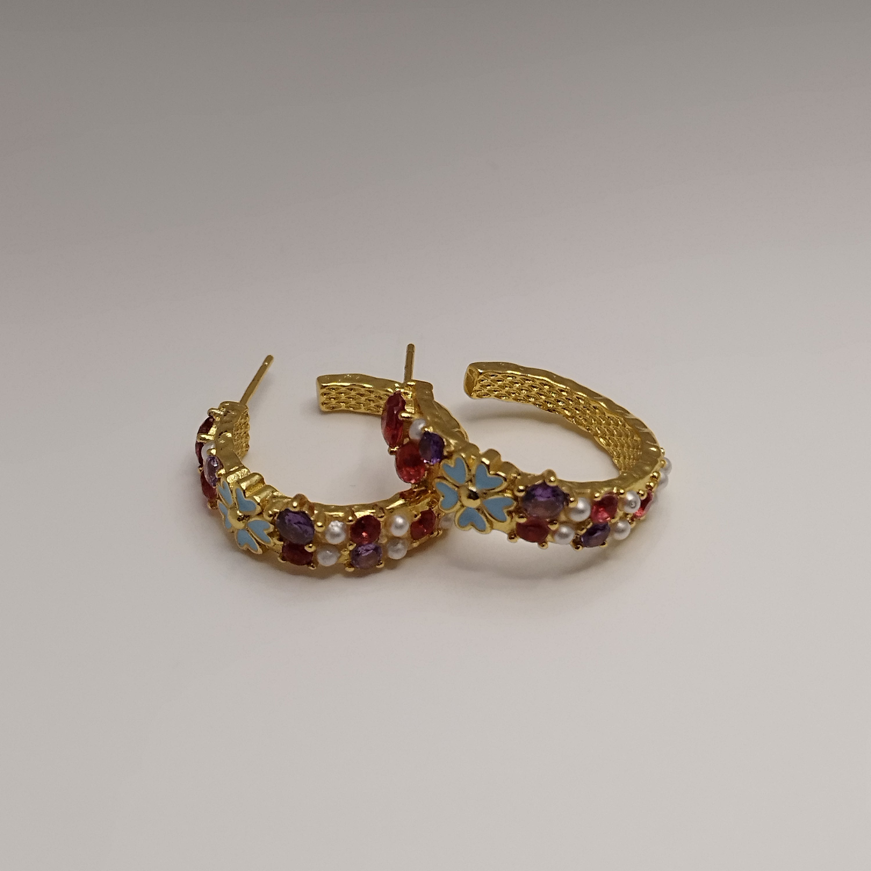 Farverige 18K guldbelagte creoler med blå blomster og perler – 925 sølvpin