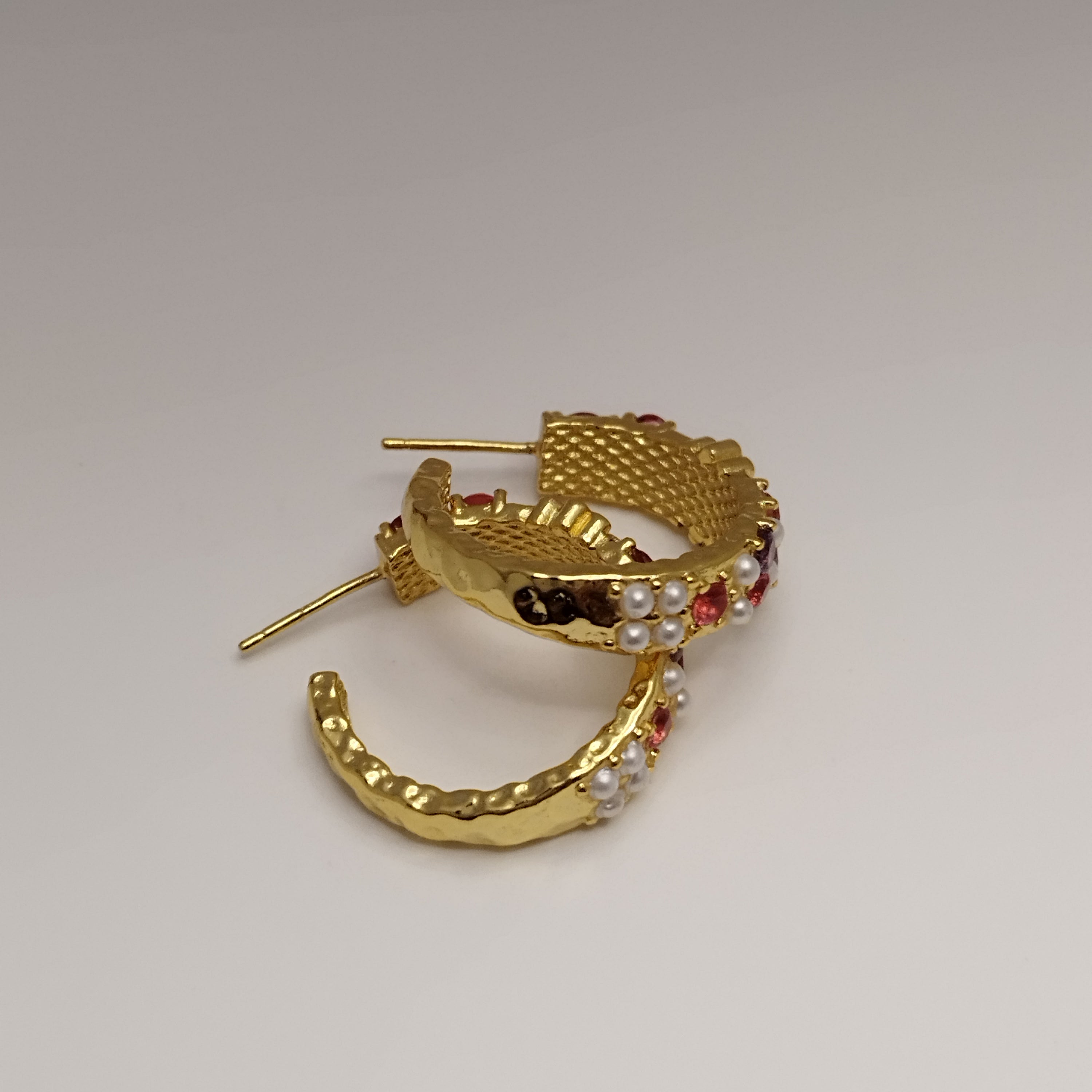 Farverige 18K guldbelagte creoler med blå blomster og perler – 925 sølvpin