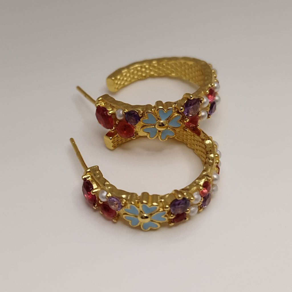 Farverige 18K guldbelagte creoler med blå blomster og perler – 925 sølvpin