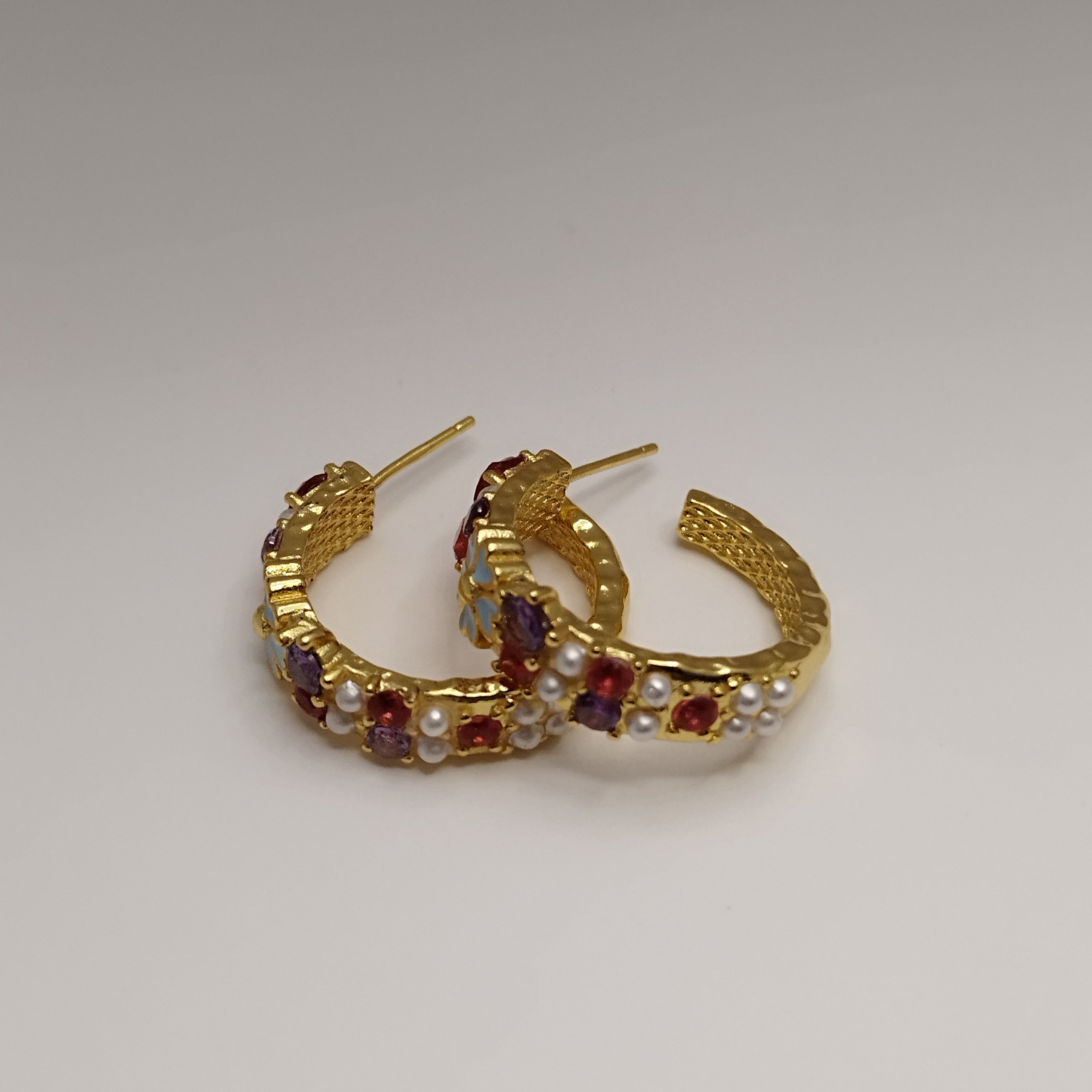 Farverige 18K guldbelagte creoler med blå blomster og perler – 925 sølvpin