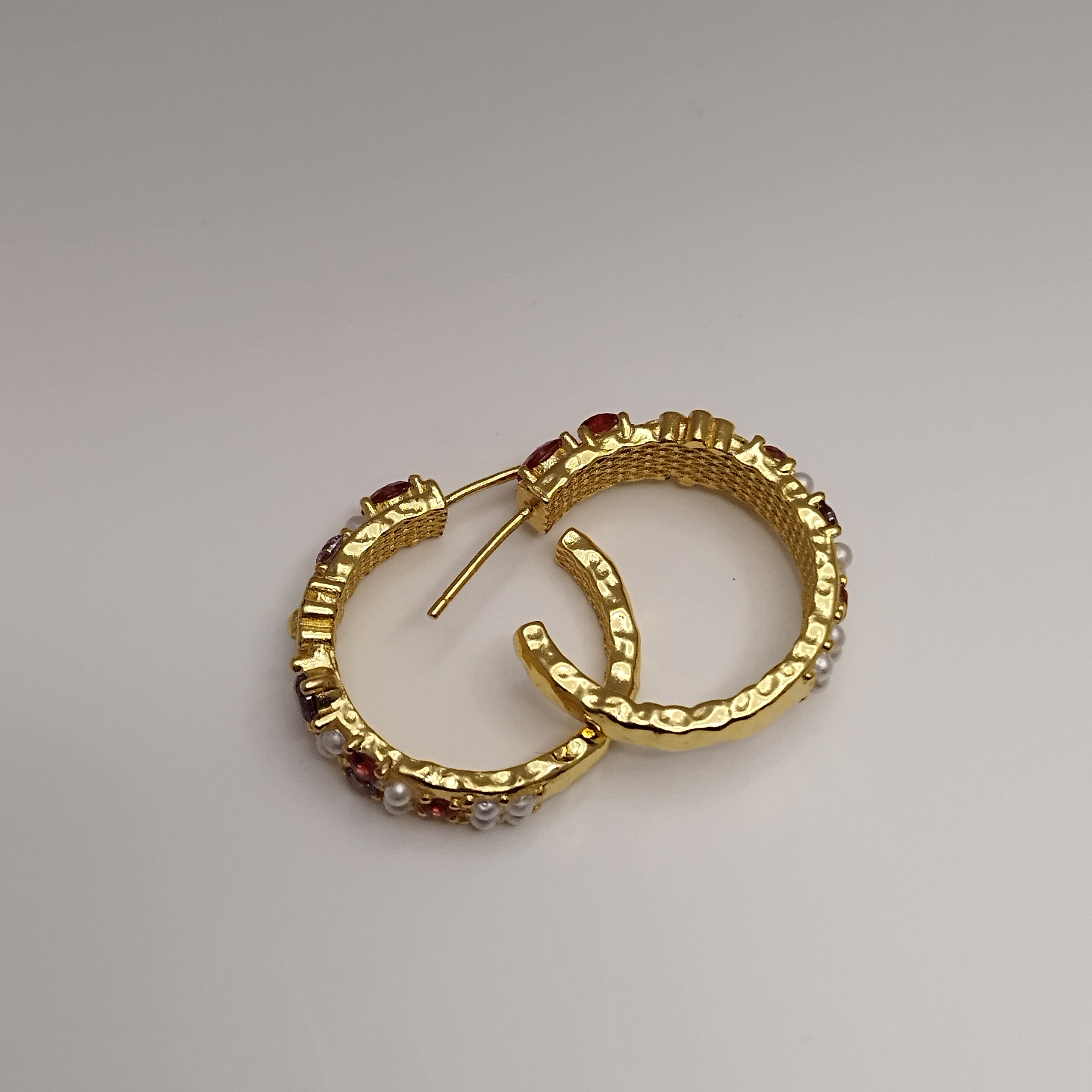 Farverige 18K guldbelagte creoler med blå blomster og perler – 925 sølvpin