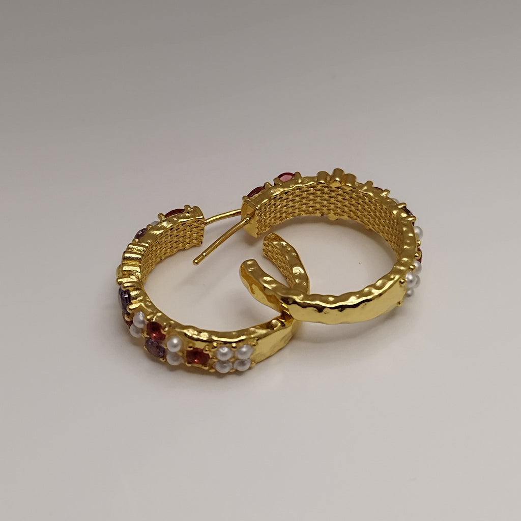 Farverige 18K guldbelagte creoler med blå blomster og perler – 925 sølvpin