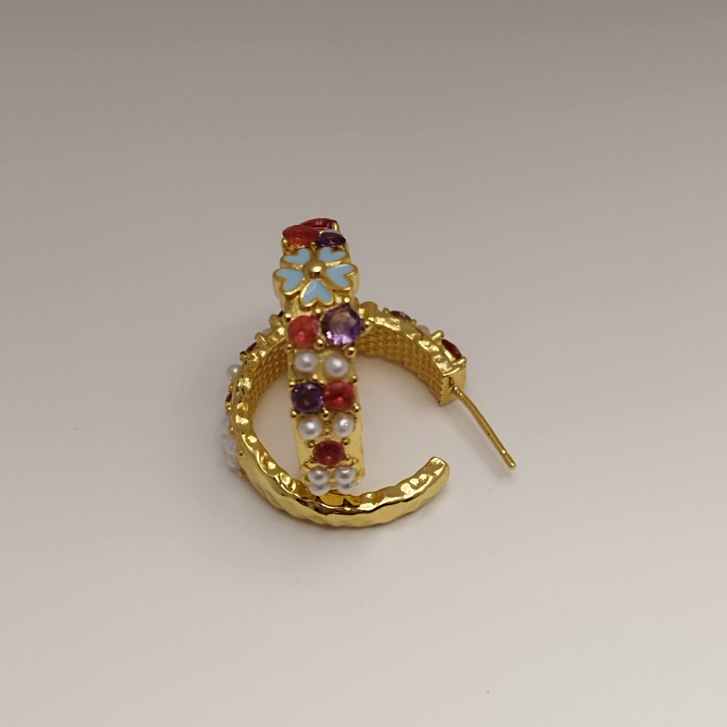 Farverige 18K guldbelagte creoler med blå blomster og perler – 925 sølvpin