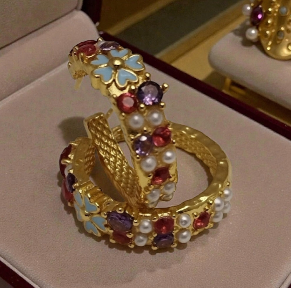 Farverige 18K guldbelagte creoler med blå blomster og perler – 925 sølvpin