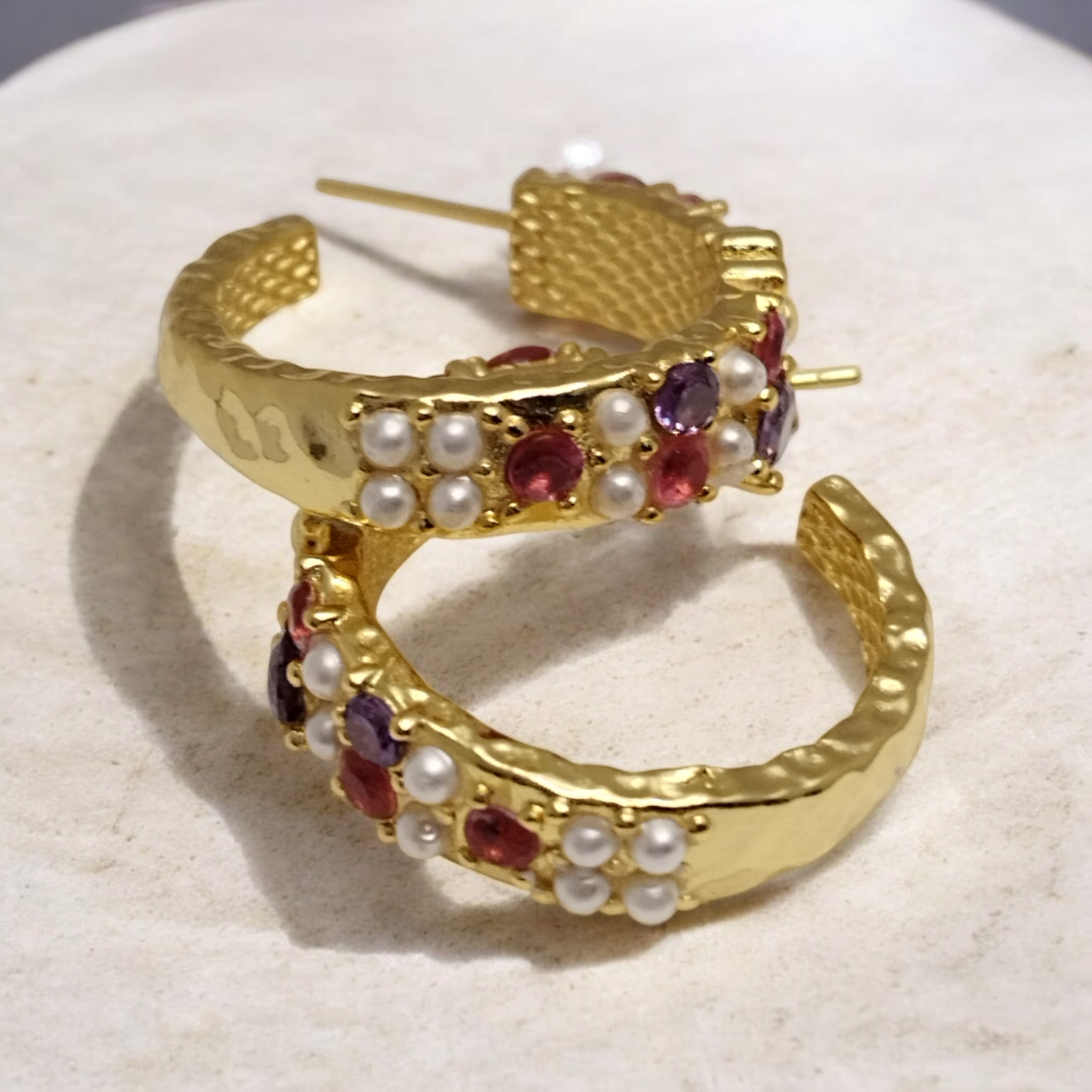 Farverige 18K guldbelagte creoler med grønne blomster og perler – 925 sølvpin