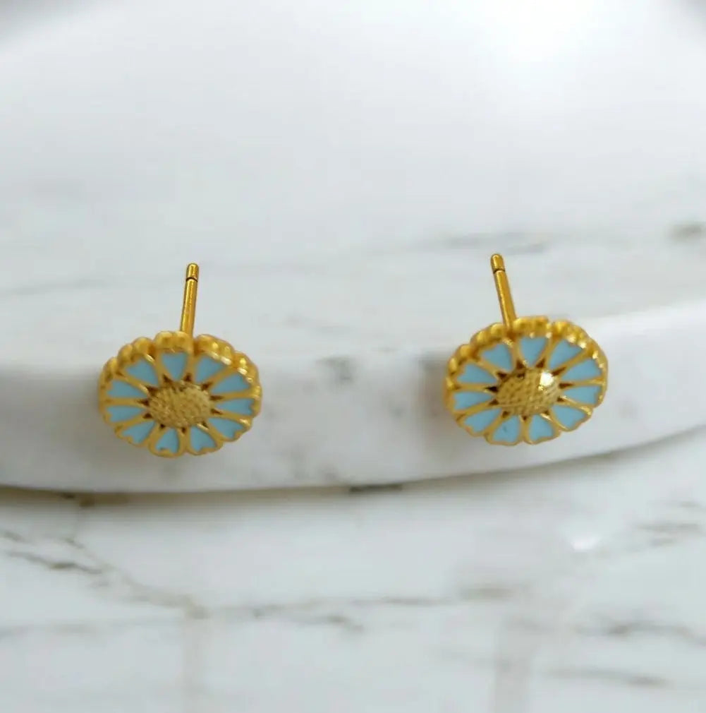 qute_og_Unik_Feminin_Vintage_style_øreringe_18K_goldplatet_Pastel_Blå_emalje_hjerter_10mm_925_sølv_nål_Dansk_Design