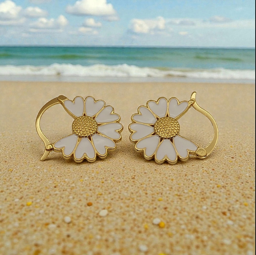 Hvide blomster øreringe med hjerter 💖 Så fine og shiny 18K guld belagt!