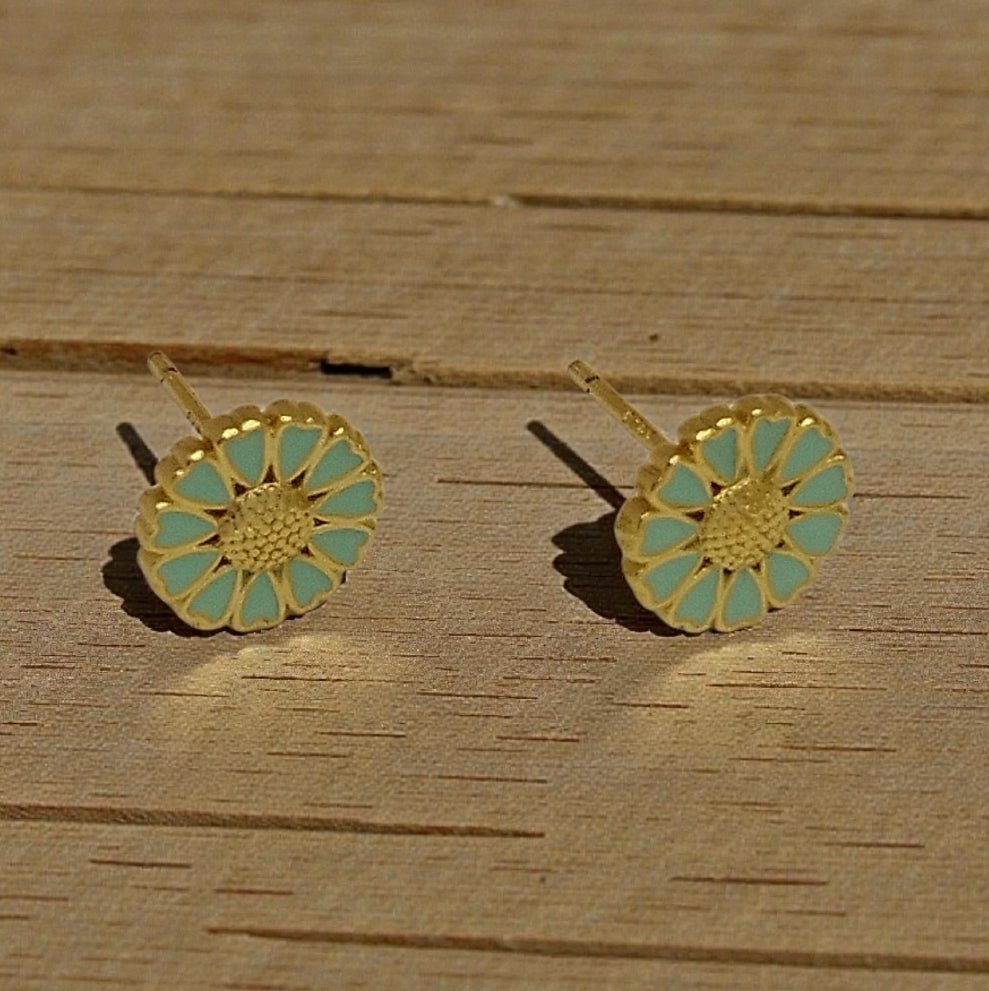 Pastel grønne blomster øreringe med emalje og hjerter, stilfuld og de sødeste! 💚