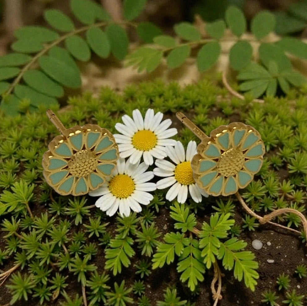 Pastel grønne blomster øreringe med emalje og hjerter, stilfuld og de sødeste! 💚