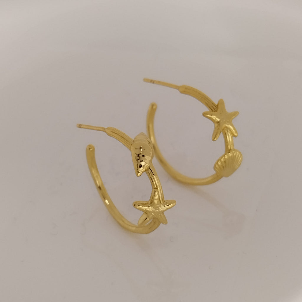 Øreringe, ocean, havets små skatte 🌊✨ Runde hoops med søstjerner & muslinger, forgyldt 18K