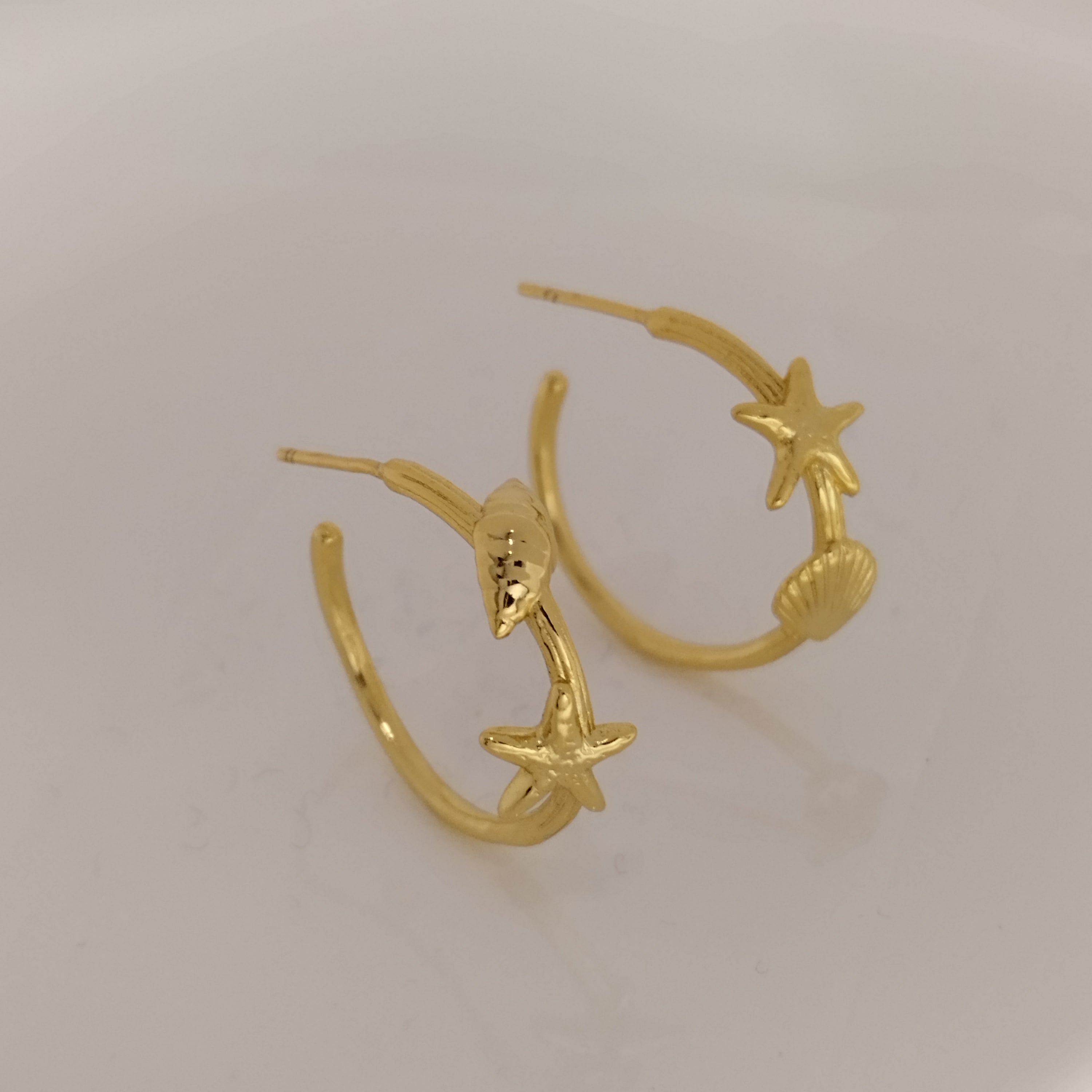 Øreringe, ocean, havets små skatte 🌊✨ Runde hoops med søstjerner & muslinger, forgyldt 18K
