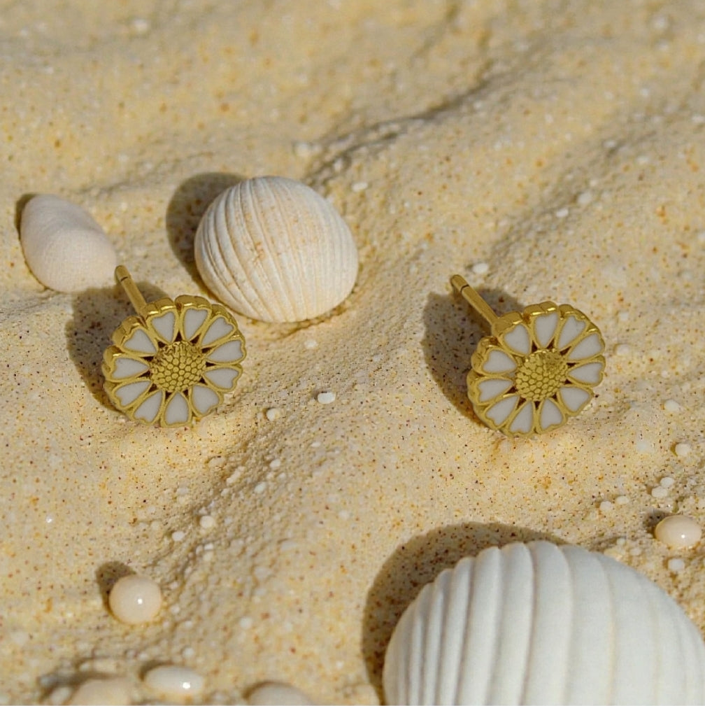 Søde blomster øreringe med hjerter, hvide emalje & forgyldt 18K 💕