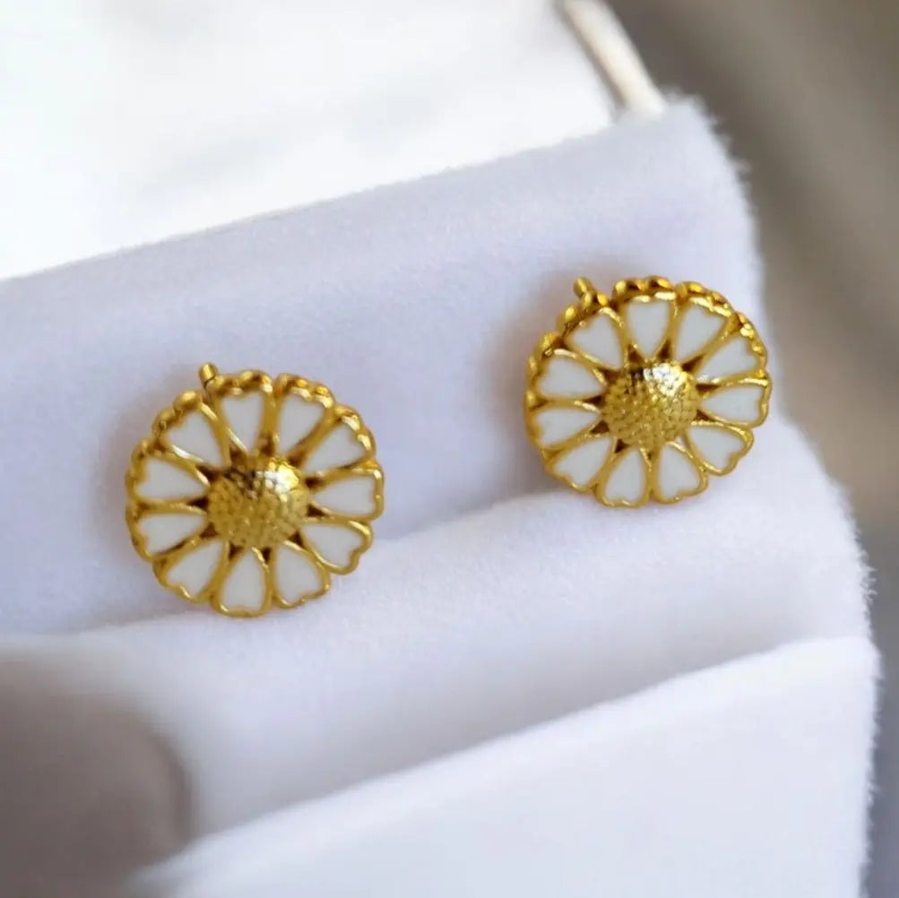 Smuk og Unik marguerit Feminin Vintage style øreringe 18K Gold Dipped Hvid emalje hjerter 10mm 925 sølv nål Danish Designt 