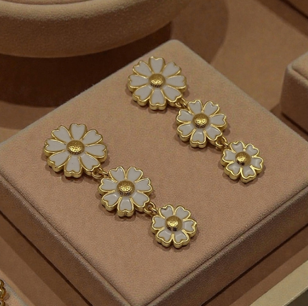 Hvide blomst øreringe med emalje, 18K forgyldning & sølvnål