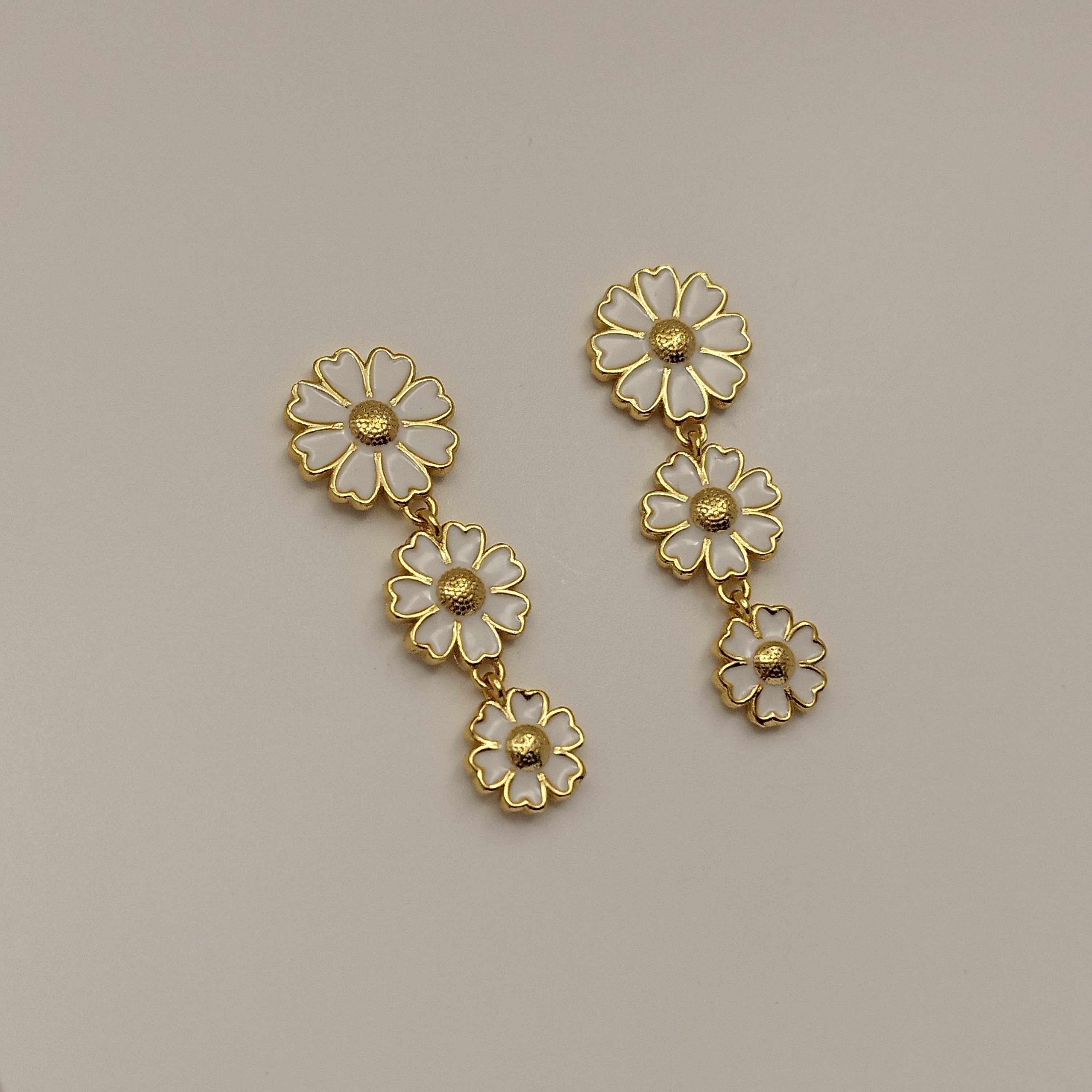 Feminin_18K_Forgyldt_øreringe_3_Blomster_Drop_hvid_Dansk_Design_Smuk