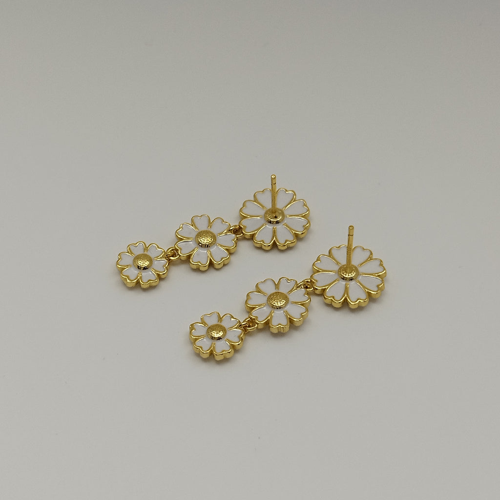 Feminin_drop_earring_white_enamel_925_silver_pin_18K_Gold_plate_Danish_Design_3_flowers