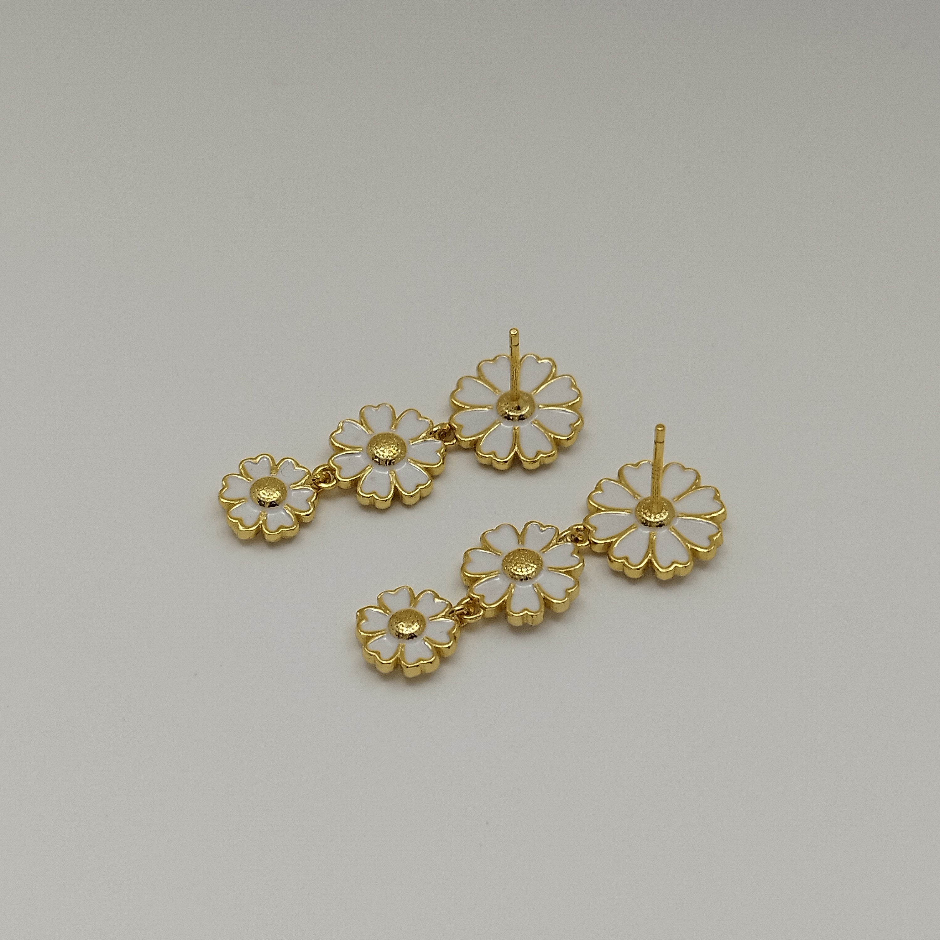 Feminin_drop_earring_white_enamel_925_silver_pin_18K_Gold_plate_Danish_Design_3_flowers