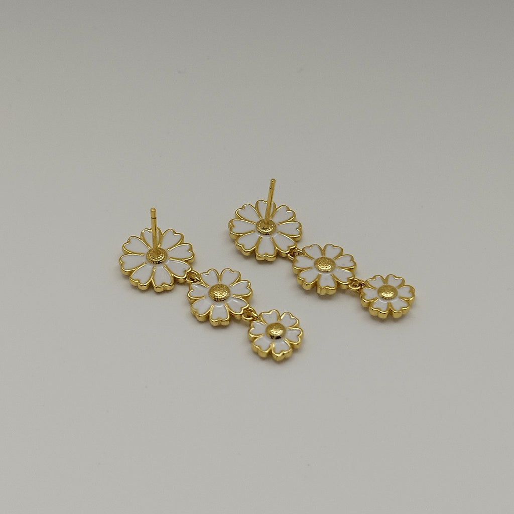 Feminin_drop_earring_white_enamel_925_silver_pin_18K_Gold_plate_Danish_Design_3_flowers